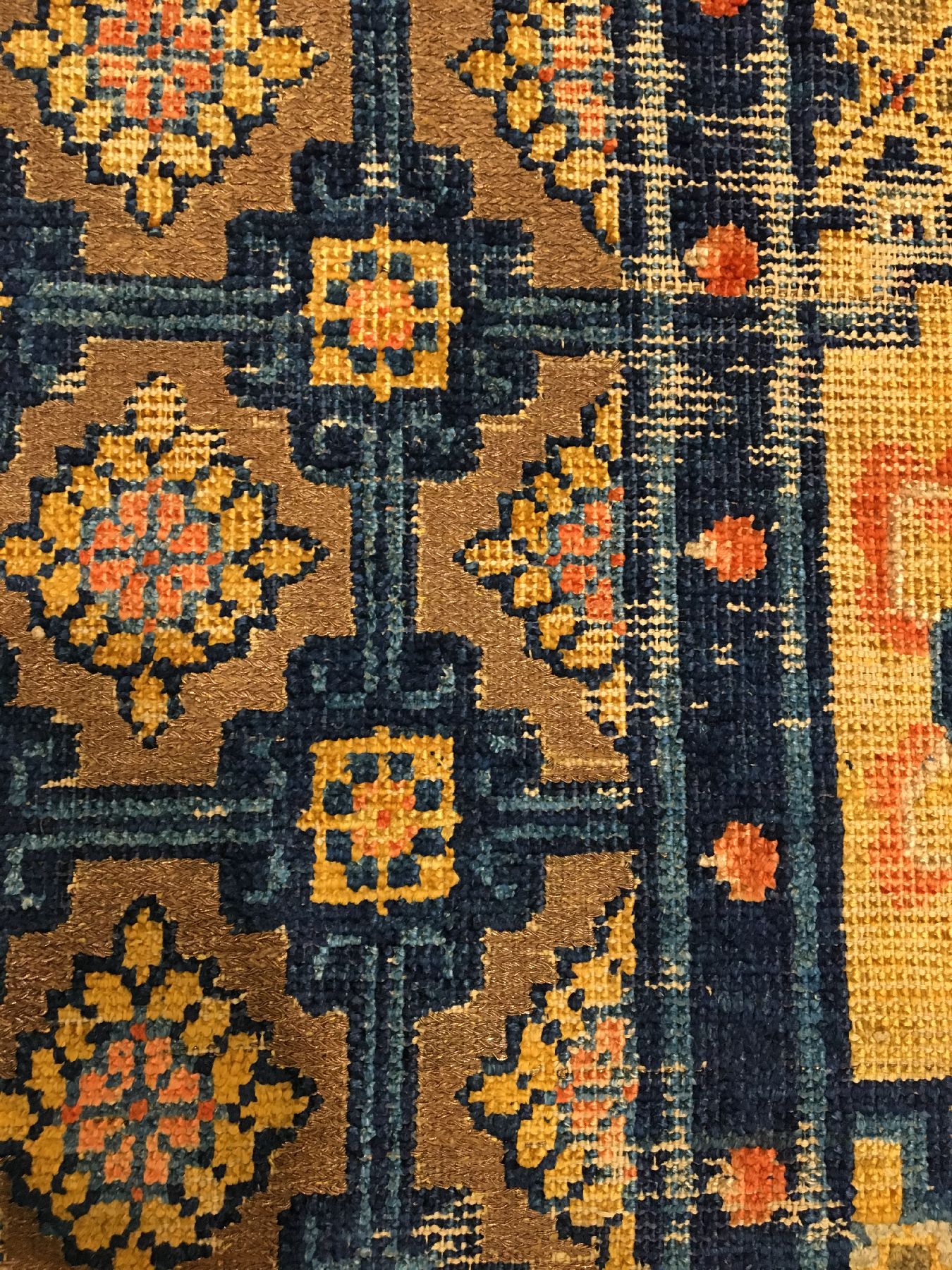 Detail e: Früher gelber kaiserlicher Seiden Xinjiang "Meditationsteppich" mit Gold-Metallbrokat antik (Qing Dynastie, Qianlong Periode) "Für ...