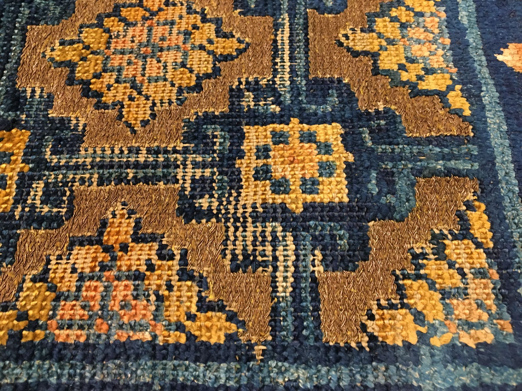 Detail f: Früher gelber kaiserlicher Seiden Xinjiang "Meditationsteppich" mit Gold-Metallbrokat antik (Qing Dynastie, Qianlong Periode) "Für ...