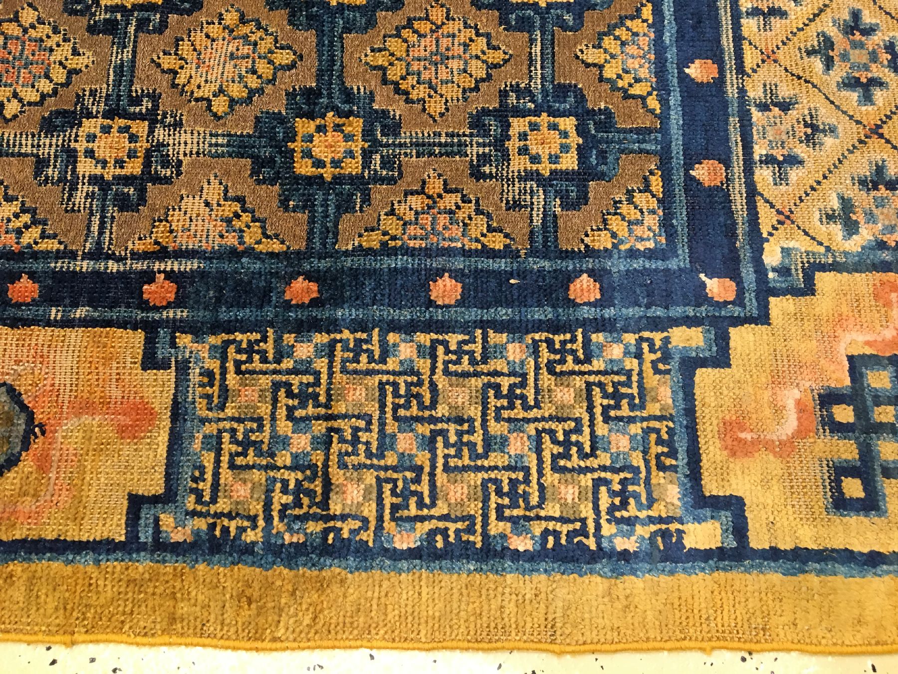 Detail g: Früher gelber kaiserlicher Seiden Xinjiang "Meditationsteppich" mit Gold-Metallbrokat antik (Qing Dynastie, Qianlong Periode) "Für ...