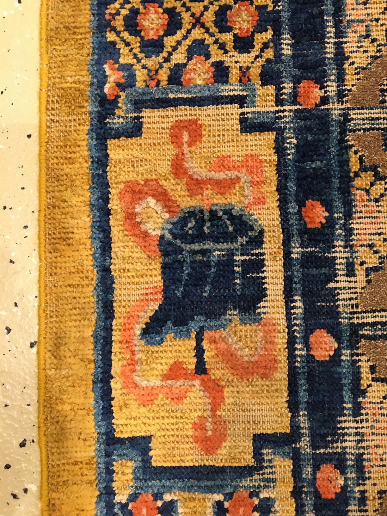 Detail h: Früher gelber kaiserlicher Seiden Xinjiang "Meditationsteppich" mit Gold-Metallbrokat antik (Qing Dynastie, Qianlong Periode) "Für ...