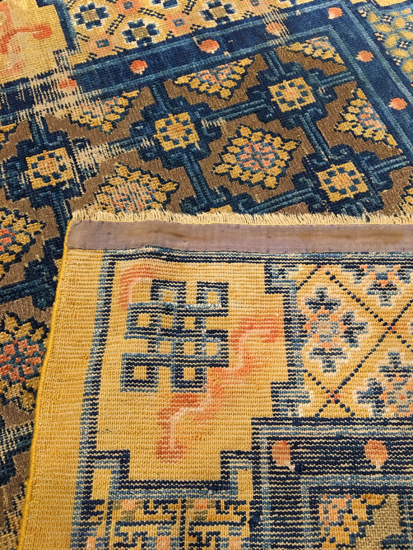 Detail i: Früher gelber kaiserlicher Seiden Xinjiang "Meditationsteppich" mit Gold-Metallbrokat antik (Qing Dynastie, Qianlong Periode) "Für ...