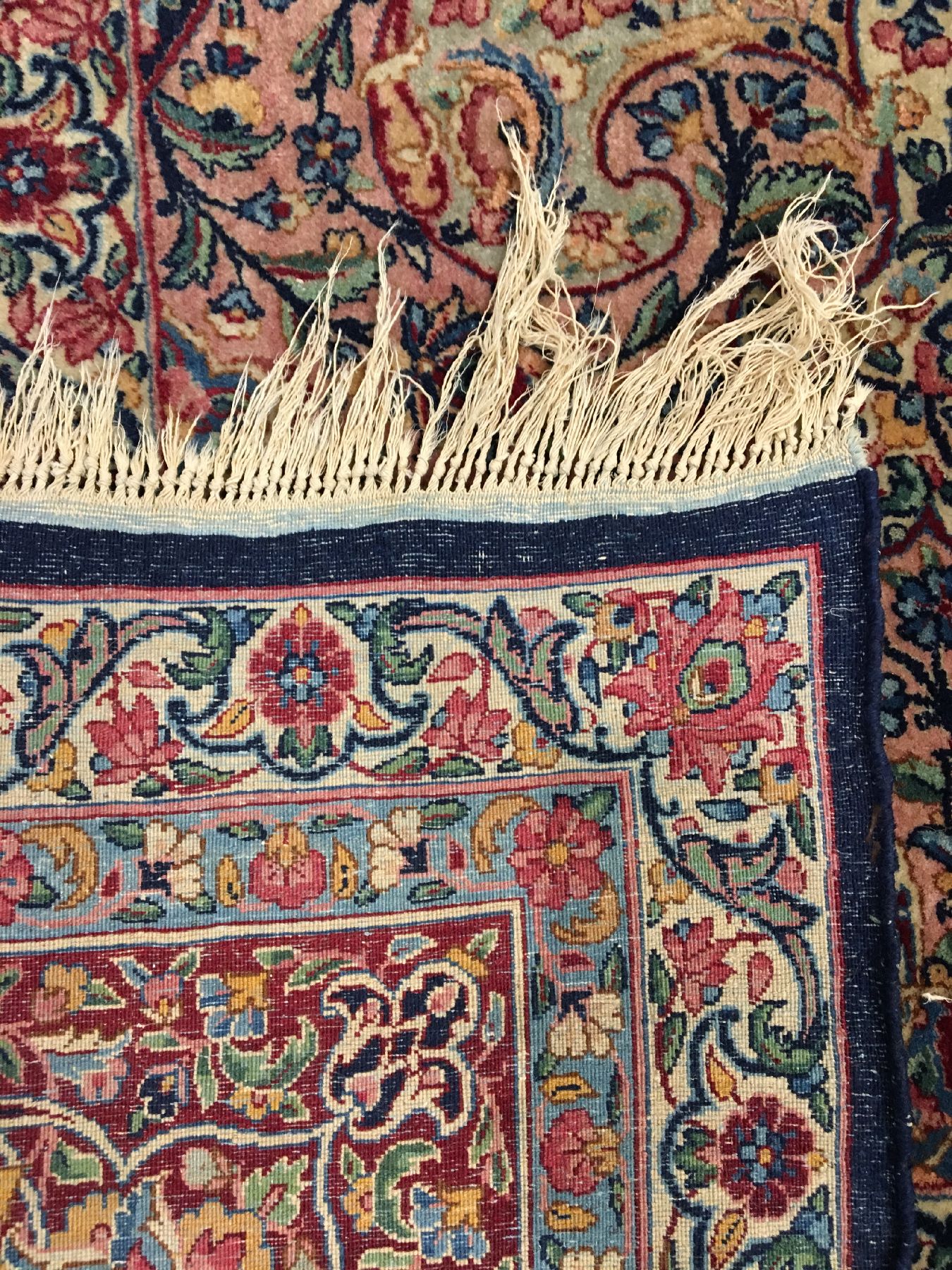 Detail i: Großer feiner Kerman-Lawer "Mohammad Arjomand" alt (Signiert), Südpersien, um 1940, Korkwolle geknüpft auf Baumwolle. Feiner und sauber ...