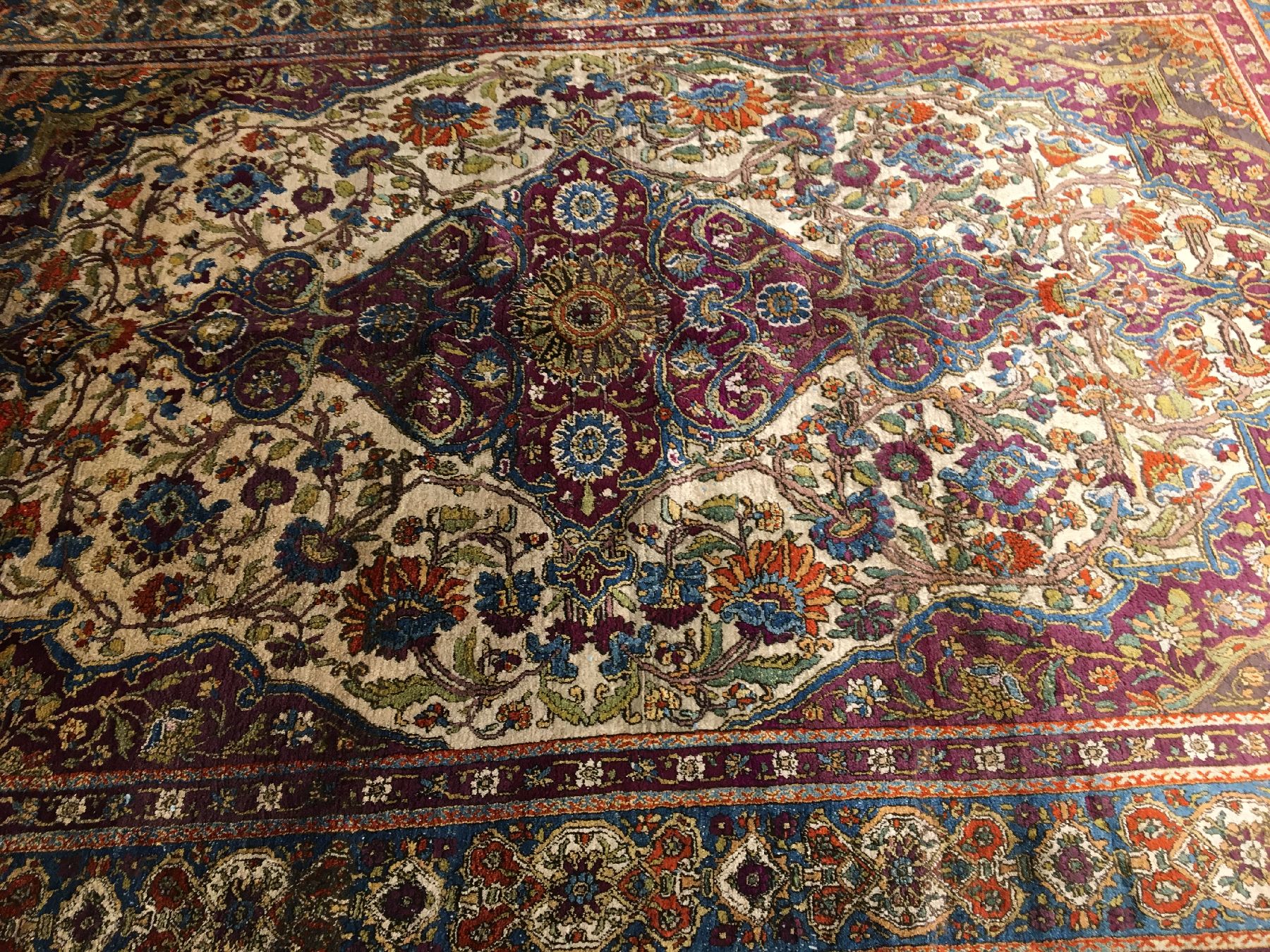 Detail c: Feiner Seiden Keschan "Mohtascham" antik, Zentralpersien, 19.Jhd., reine Naturseide. Bemerkenswert fein geknüpfter Seiden Keschan in ...