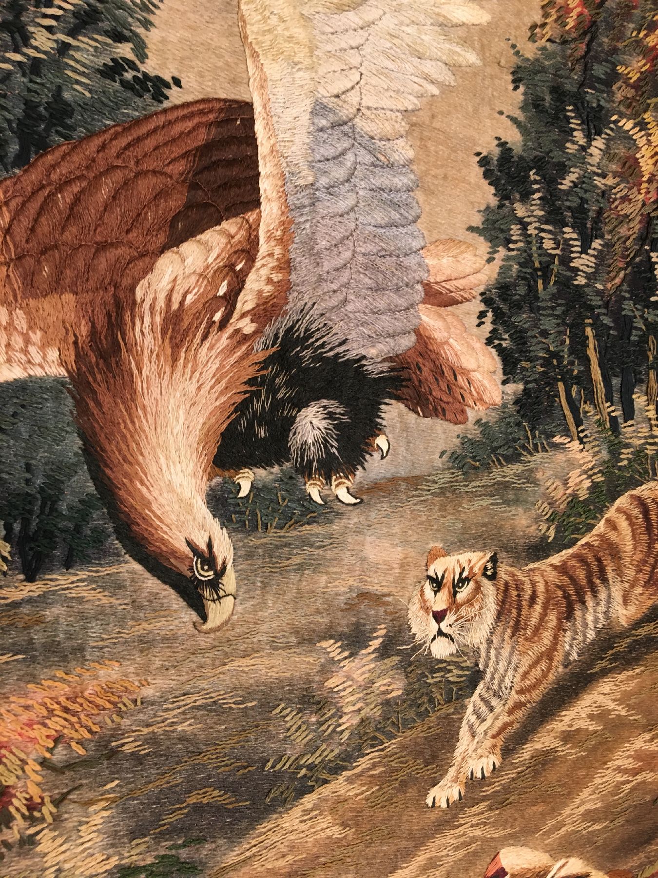 Detail b: Feine und seltene japanische "Seidenstickerei" antik (Tiger & Adler), Japan, Ende 19.Jhd., Seidenstickerei mit original Kimono- Stoff ...