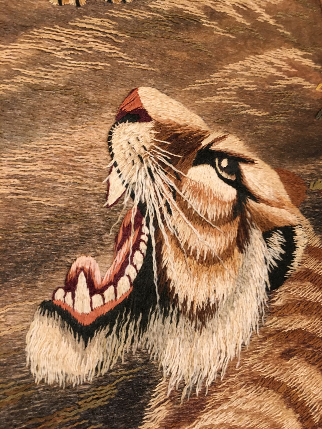 Detail c: Feine und seltene japanische "Seidenstickerei" antik (Tiger & Adler), Japan, Ende 19.Jhd., Seidenstickerei mit original Kimono- Stoff ...