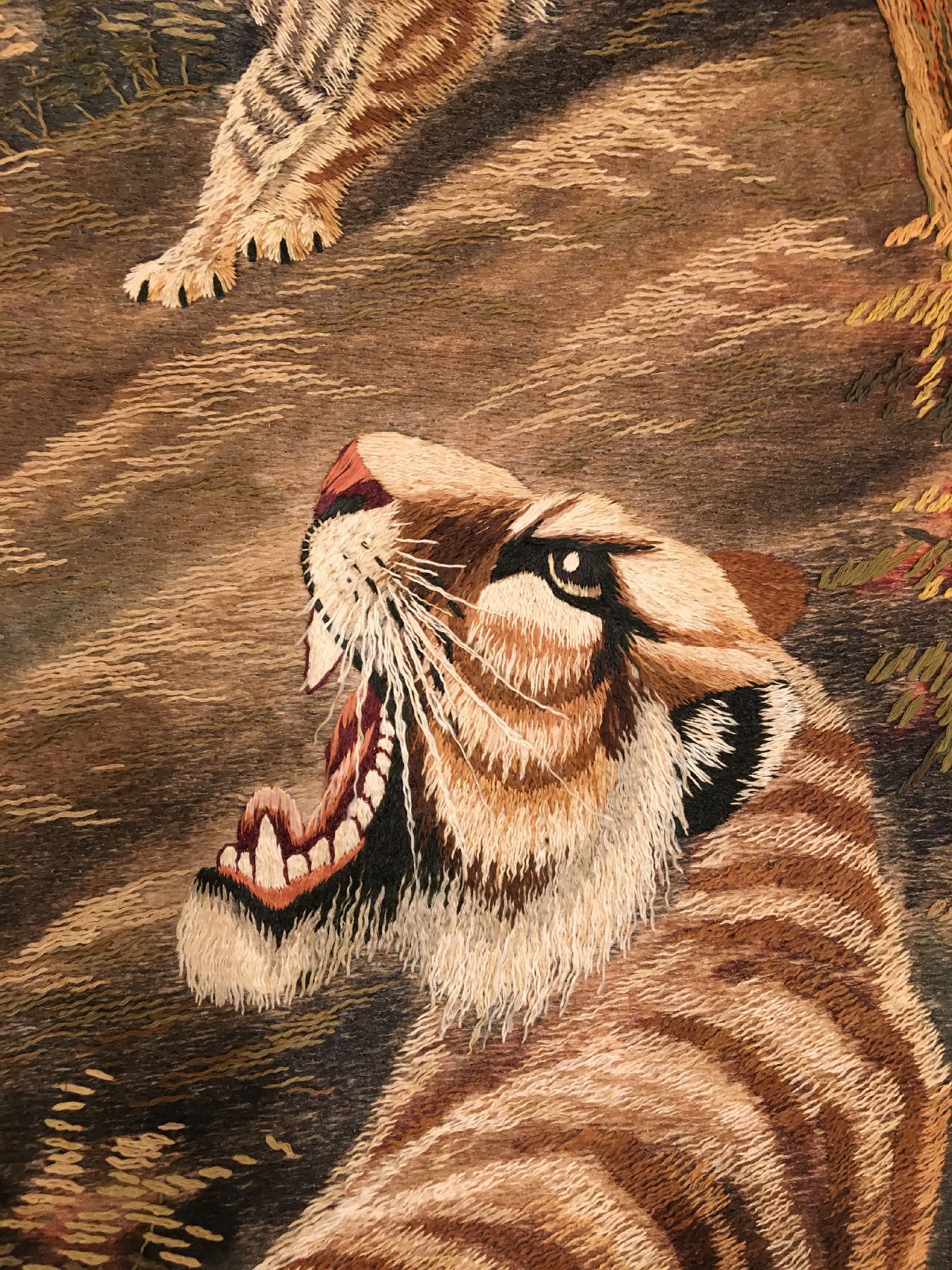 Detail d: Feine und seltene japanische "Seidenstickerei" antik (Tiger & Adler), Japan, Ende 19.Jhd., Seidenstickerei mit original Kimono- Stoff ...