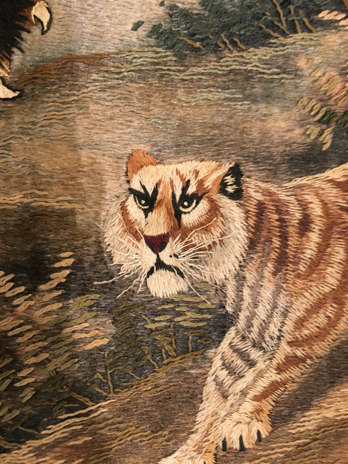 Detail e: Feine und seltene japanische "Seidenstickerei" antik (Tiger & Adler), Japan, Ende 19.Jhd., Seidenstickerei mit original Kimono- Stoff ...