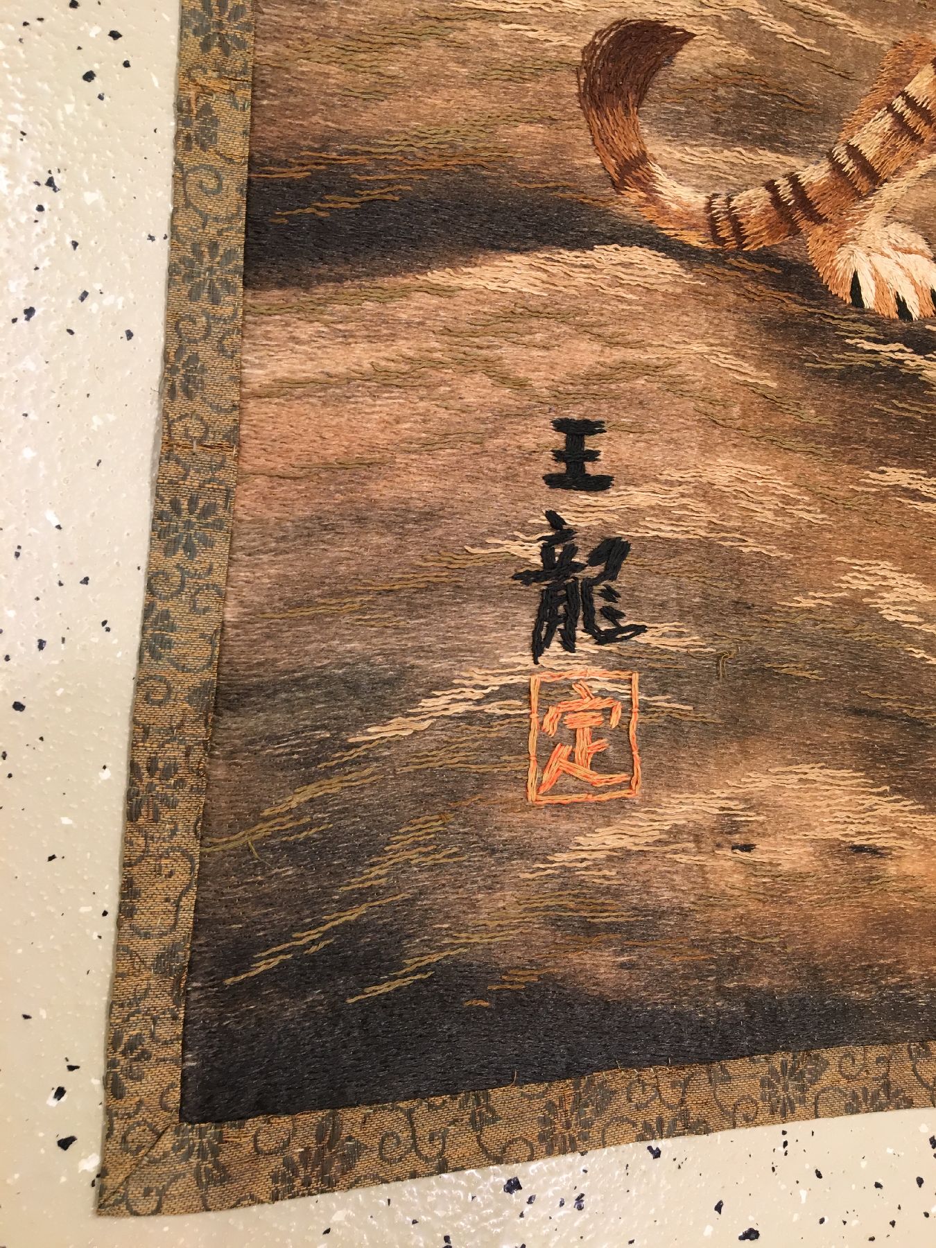Detail g: Feine und seltene japanische "Seidenstickerei" antik (Tiger & Adler), Japan, Ende 19.Jhd., Seidenstickerei mit original Kimono- Stoff ...