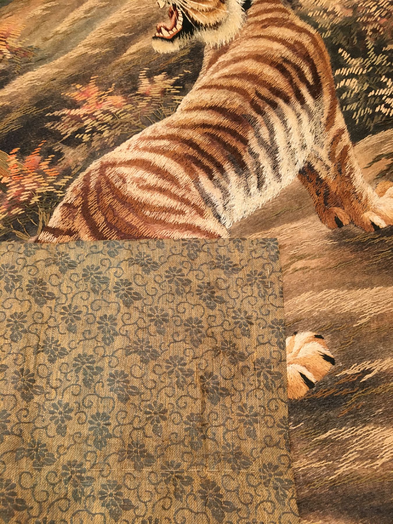 Detail h: Feine und seltene japanische "Seidenstickerei" antik (Tiger & Adler), Japan, Ende 19.Jhd., Seidenstickerei mit original Kimono- Stoff ...