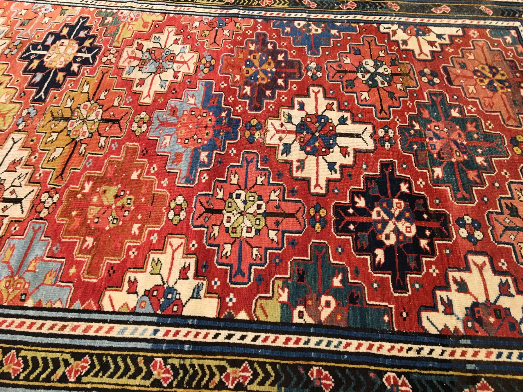 Detail e: Feiner seltener Schirwan antik, Ostkaukasus Baku-Gebiet Azerbaijan, 19.Jhd., Wolle geknüpft auf Wolle. Bemerkenswert fein geknüpfter Schirwan aus ...