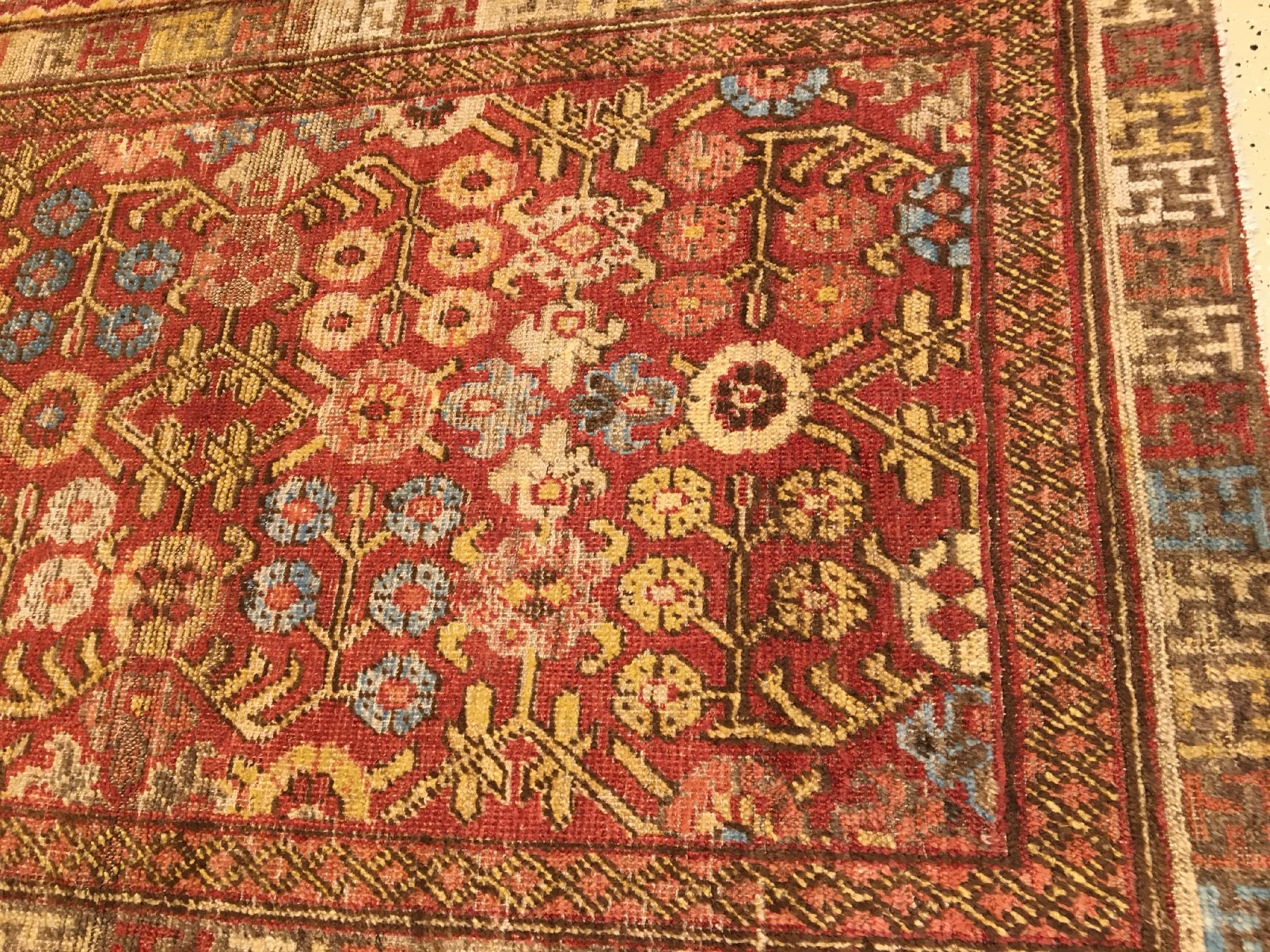 Detail d: Khotan antik, Ostturkestan, Mitte 19.Jhd., Wolle geknüpft auf Baumwolle. Seltener kleinformatiger Khotan mit charakteristischen Blüten allover ...