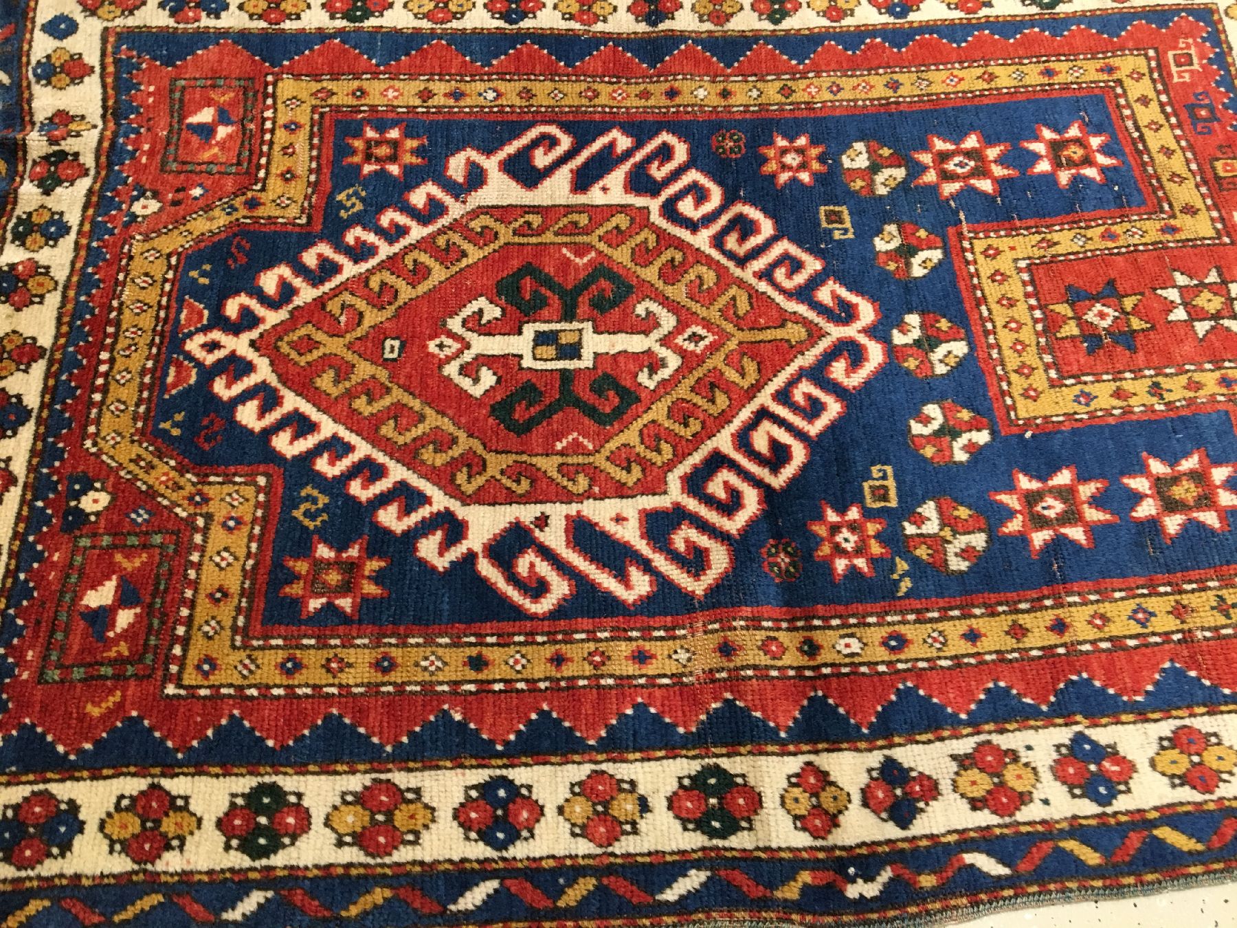 Detail a: Fachralo Kazak "Gebetsteppich" antik, Südwestkaukasus Kasak-Gebiet, 19.Jhd., Wolle geknüpft auf Wolle. Kleinformatiger ...