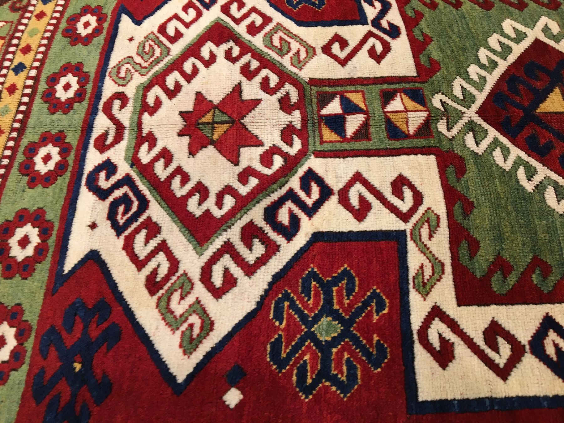 Detail c: Feiner Sewan Kasak antik (Schild-Kasak), Südwestkaukasus, 19.Jhd., Wolle geknüpft auf Wolle. Ein eindrucksvolles Schildmedaillon mit hochwertigen ...