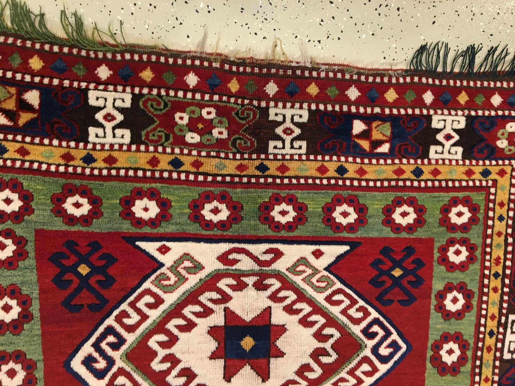 Detail d: Feiner Sewan Kasak antik (Schild-Kasak), Südwestkaukasus, 19.Jhd., Wolle geknüpft auf Wolle. Ein eindrucksvolles Schildmedaillon mit hochwertigen ...