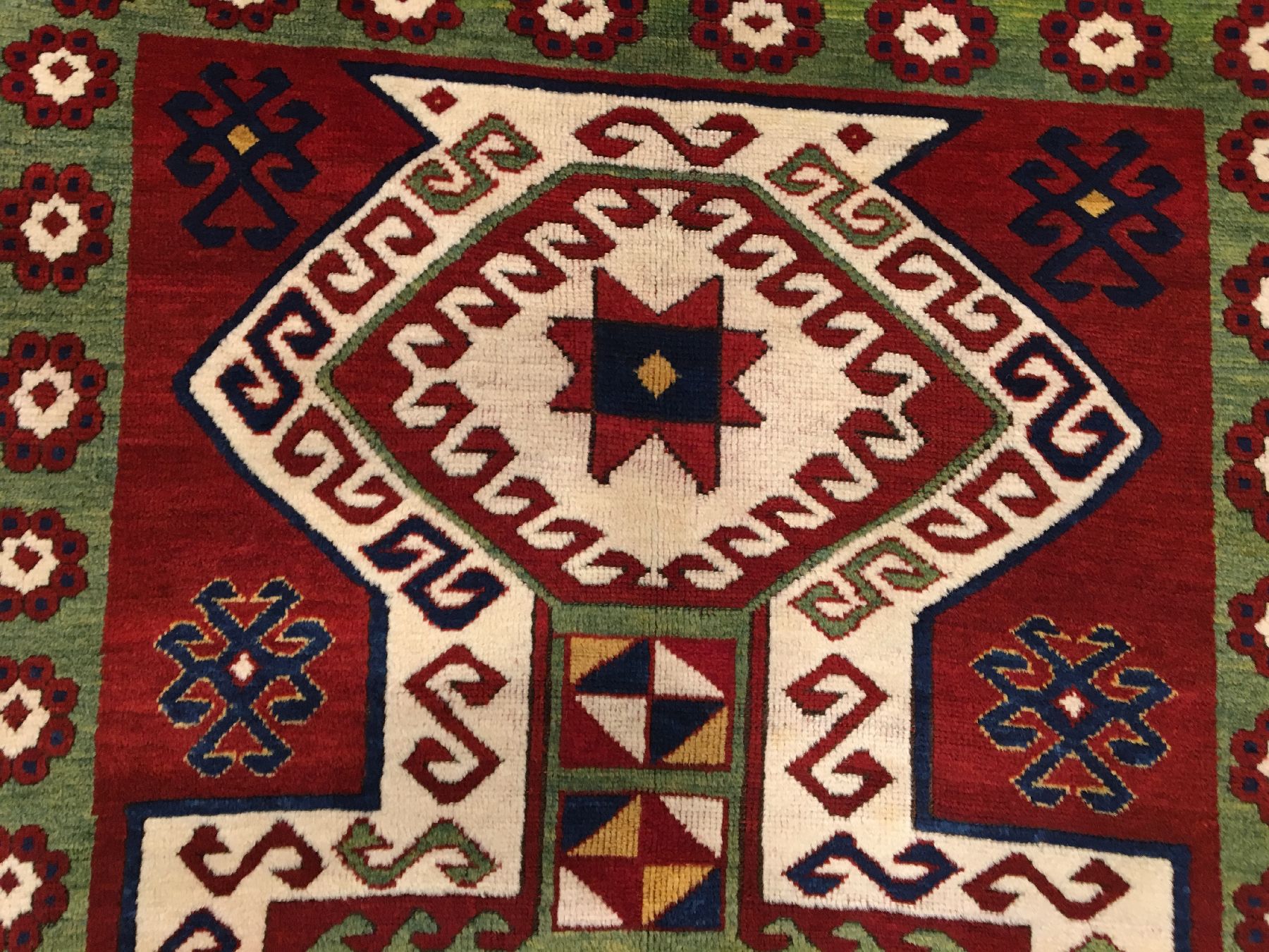 Detail e: Feiner Sewan Kasak antik (Schild-Kasak), Südwestkaukasus, 19.Jhd., Wolle geknüpft auf Wolle. Ein eindrucksvolles Schildmedaillon mit hochwertigen ...