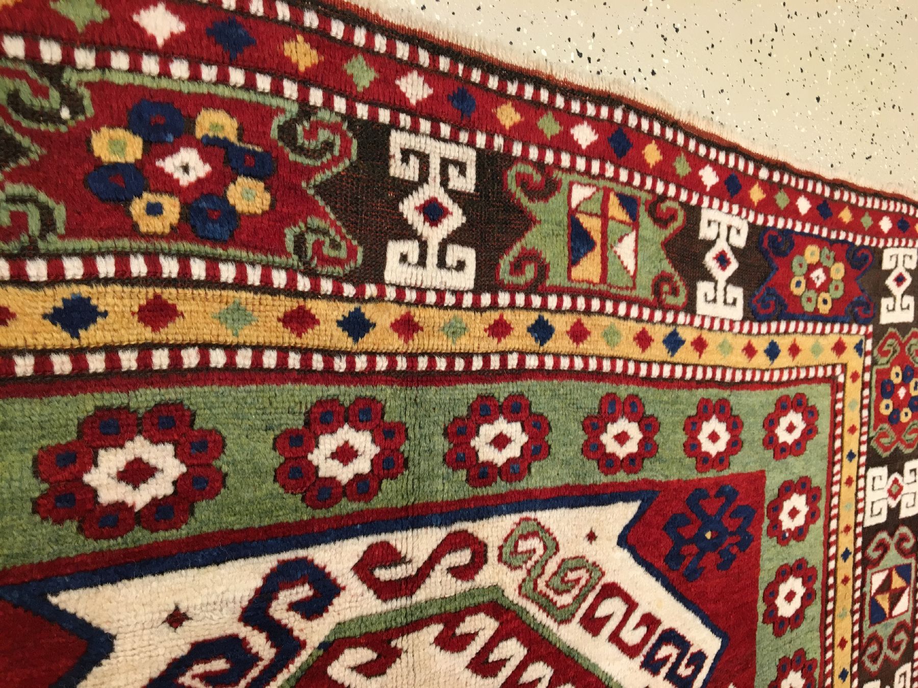 Detail f: Feiner Sewan Kasak antik (Schild-Kasak), Südwestkaukasus, 19.Jhd., Wolle geknüpft auf Wolle. Ein eindrucksvolles Schildmedaillon mit hochwertigen ...