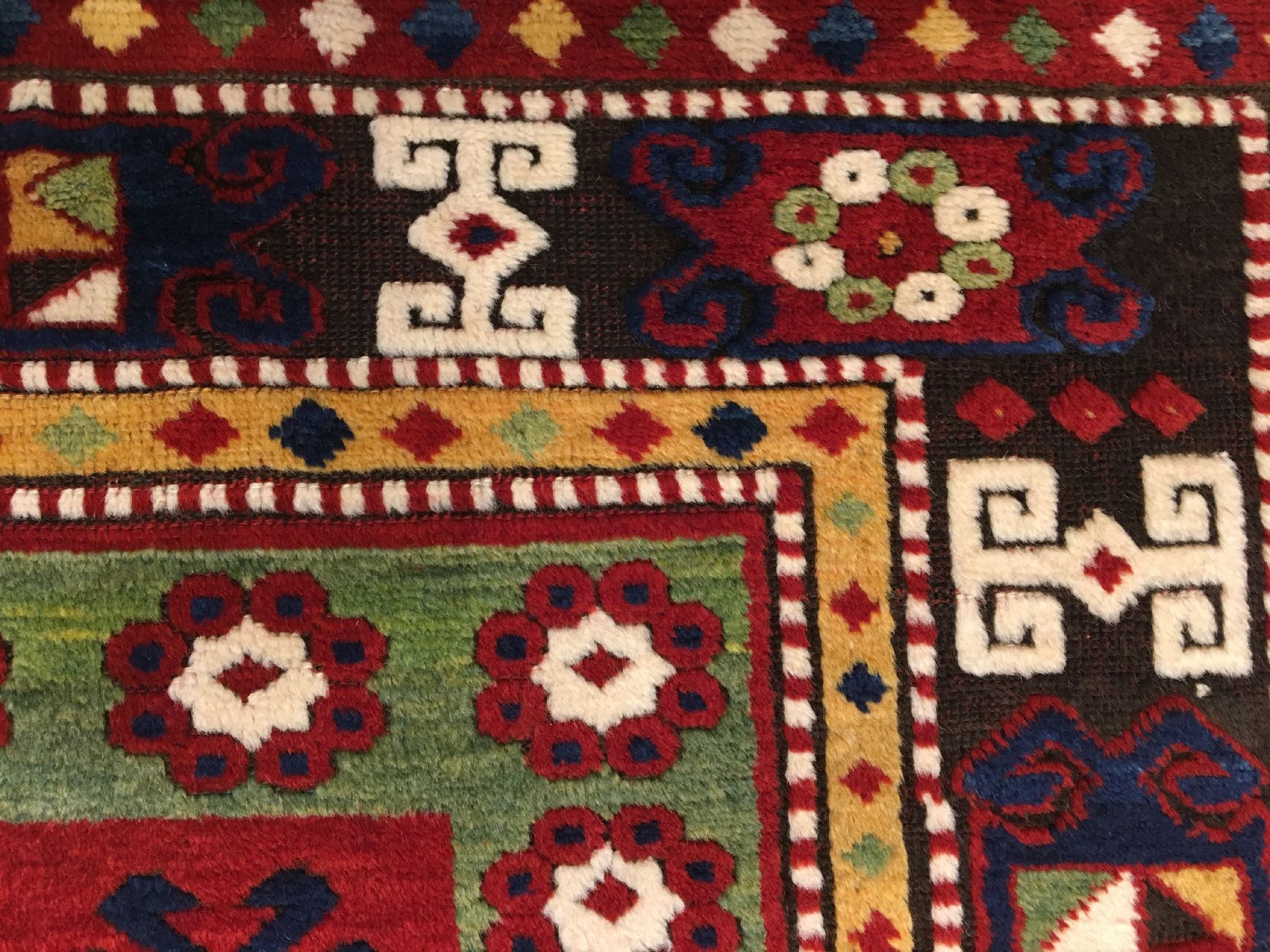 Detail g: Feiner Sewan Kasak antik (Schild-Kasak), Südwestkaukasus, 19.Jhd., Wolle geknüpft auf Wolle. Ein eindrucksvolles Schildmedaillon mit hochwertigen ...