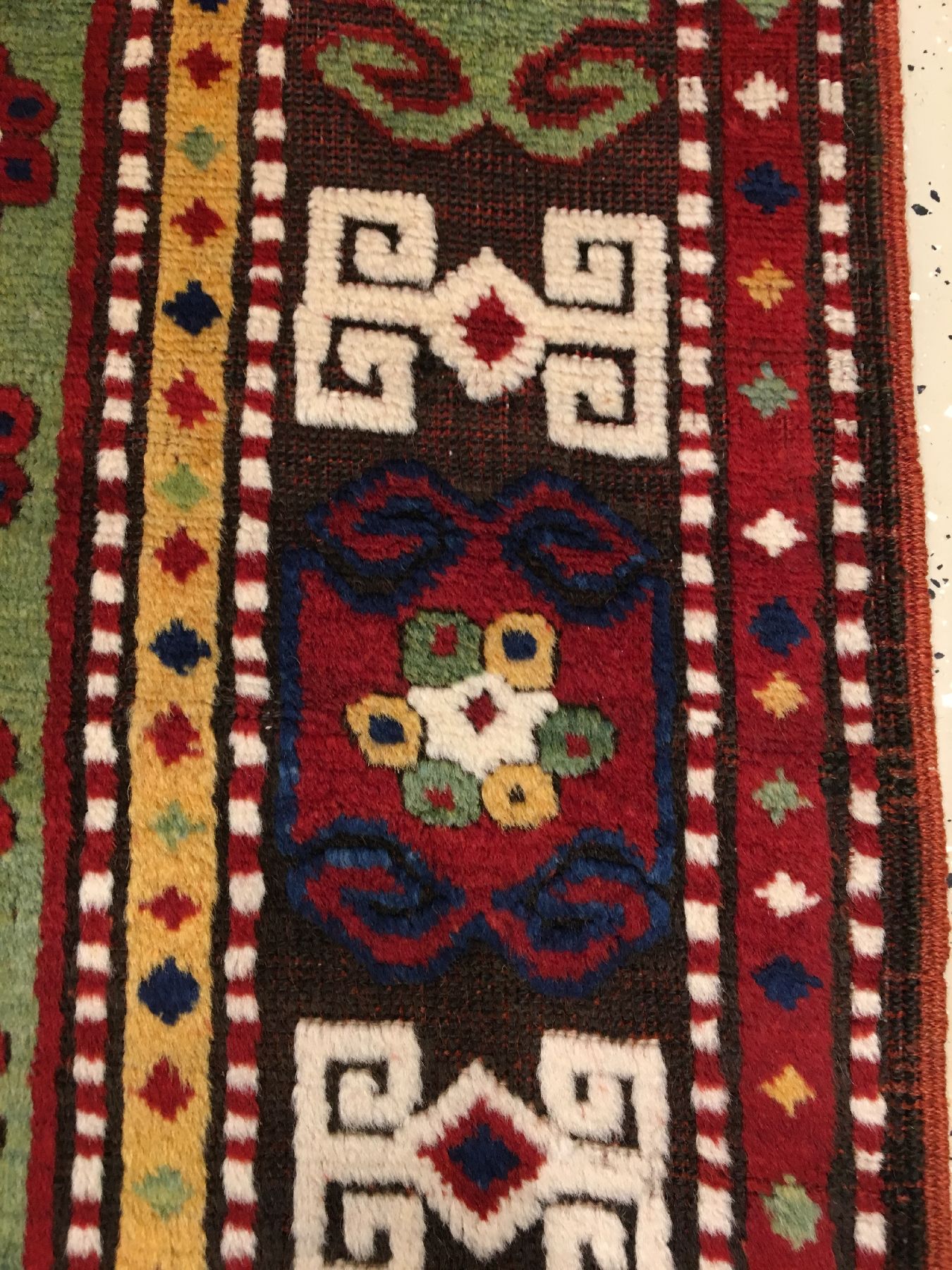 Detail h: Feiner Sewan Kasak antik (Schild-Kasak), Südwestkaukasus, 19.Jhd., Wolle geknüpft auf Wolle. Ein eindrucksvolles Schildmedaillon mit hochwertigen ...