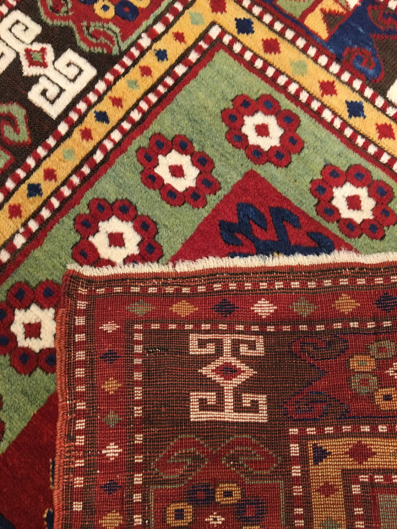 Detail i: Feiner Sewan Kasak antik (Schild-Kasak), Südwestkaukasus, 19.Jhd., Wolle geknüpft auf Wolle. Ein eindrucksvolles Schildmedaillon mit hochwertigen ...