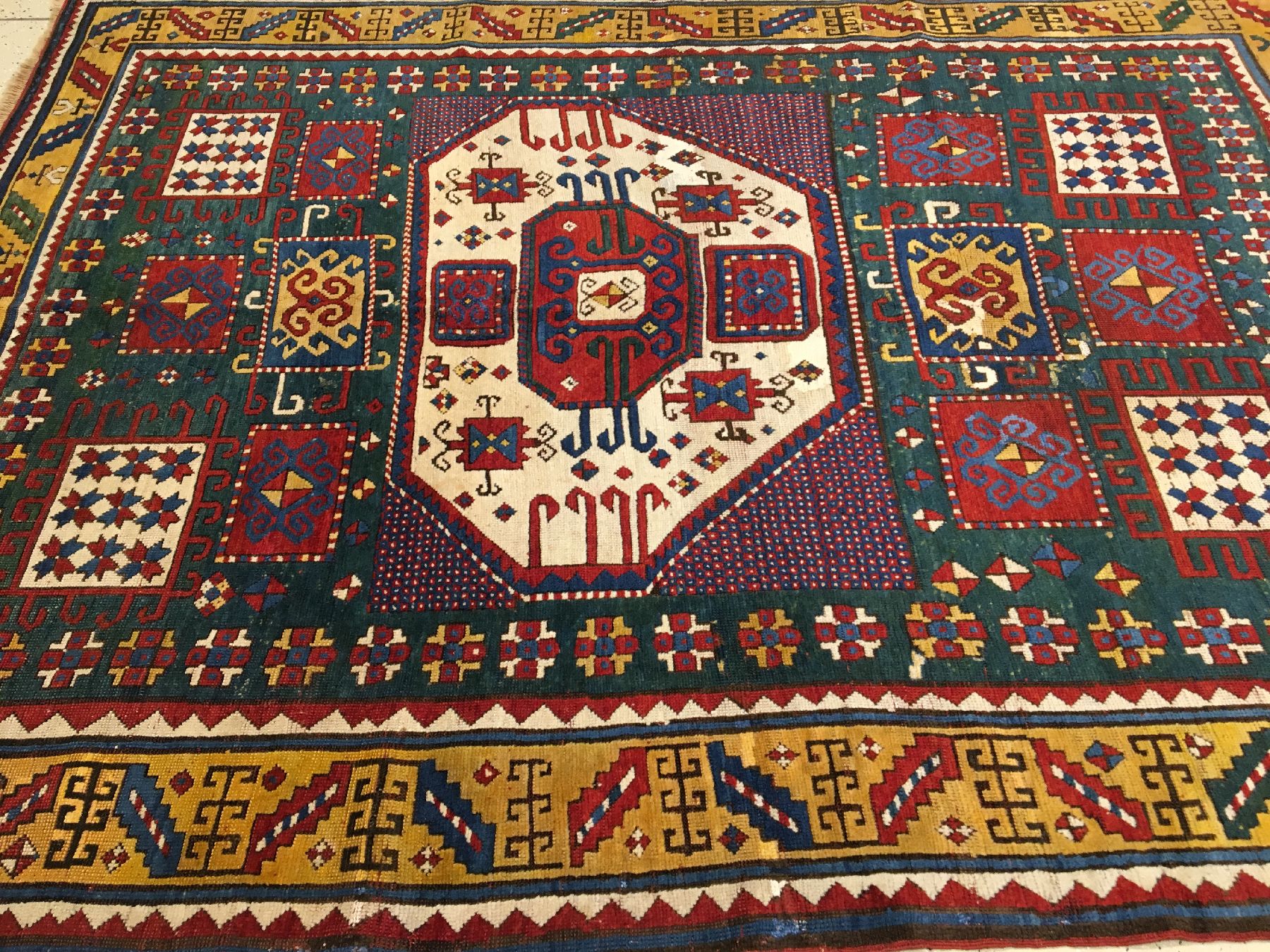 Detail a: Grüner Karatchoph Kasak antik, Südwestkaukasus, 19.Jhd., Wolle geknüpft auf Wolle. Feiner großformatiger Karatchoph mit erstklassigen ...