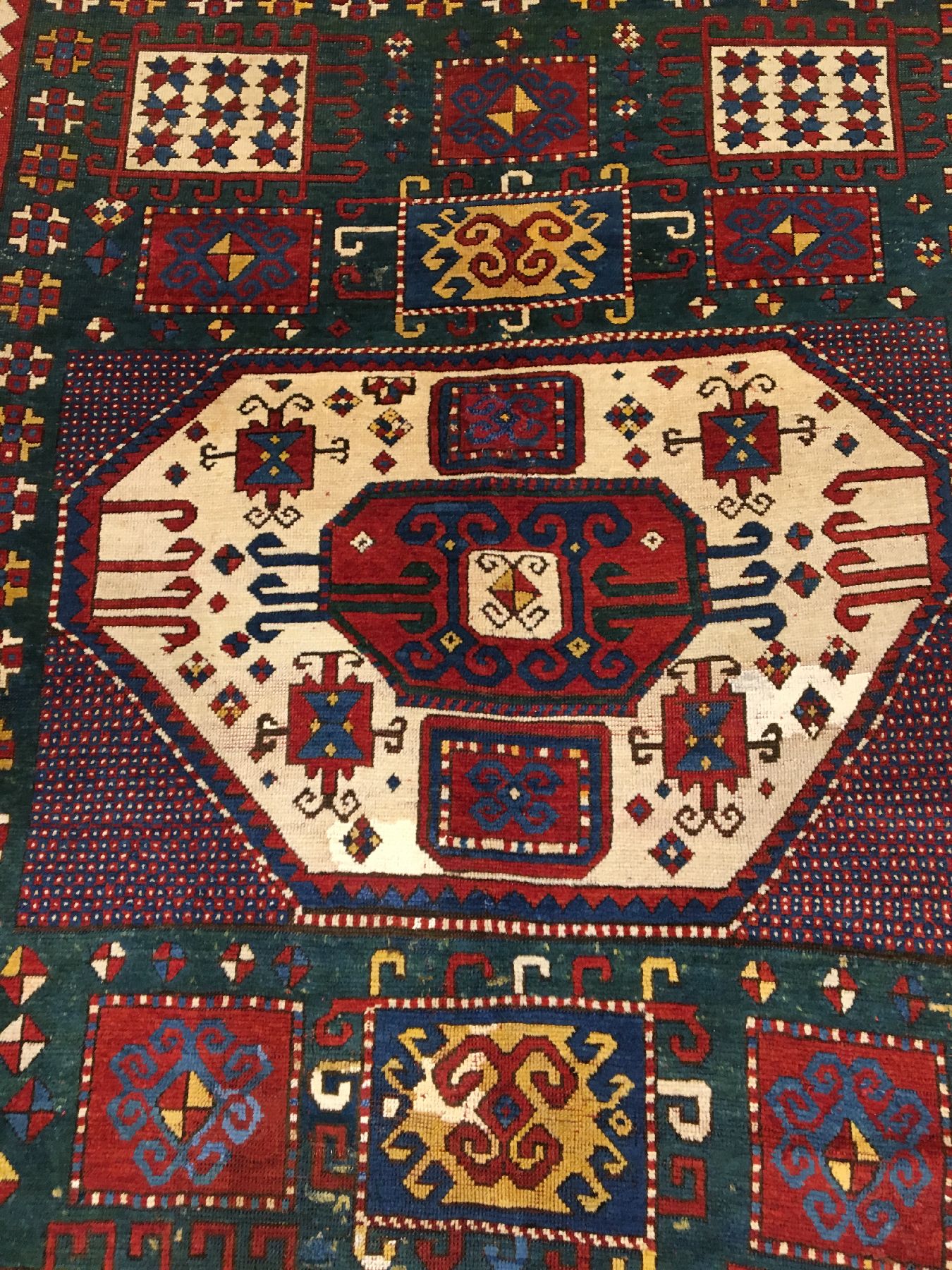 Detail b: Grüner Karatchoph Kasak antik, Südwestkaukasus, 19.Jhd., Wolle geknüpft auf Wolle. Feiner großformatiger Karatchoph mit erstklassigen ...