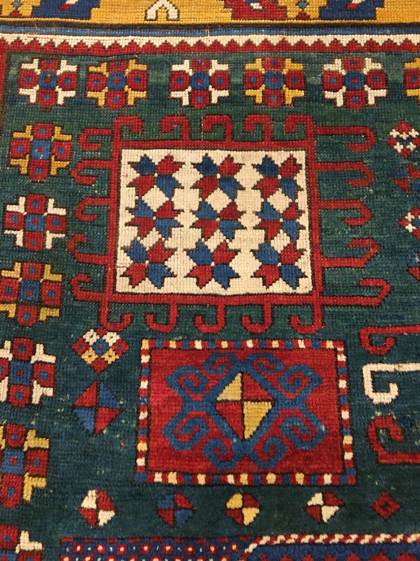 Detail c: Grüner Karatchoph Kasak antik, Südwestkaukasus, 19.Jhd., Wolle geknüpft auf Wolle. Feiner großformatiger Karatchoph mit erstklassigen ...