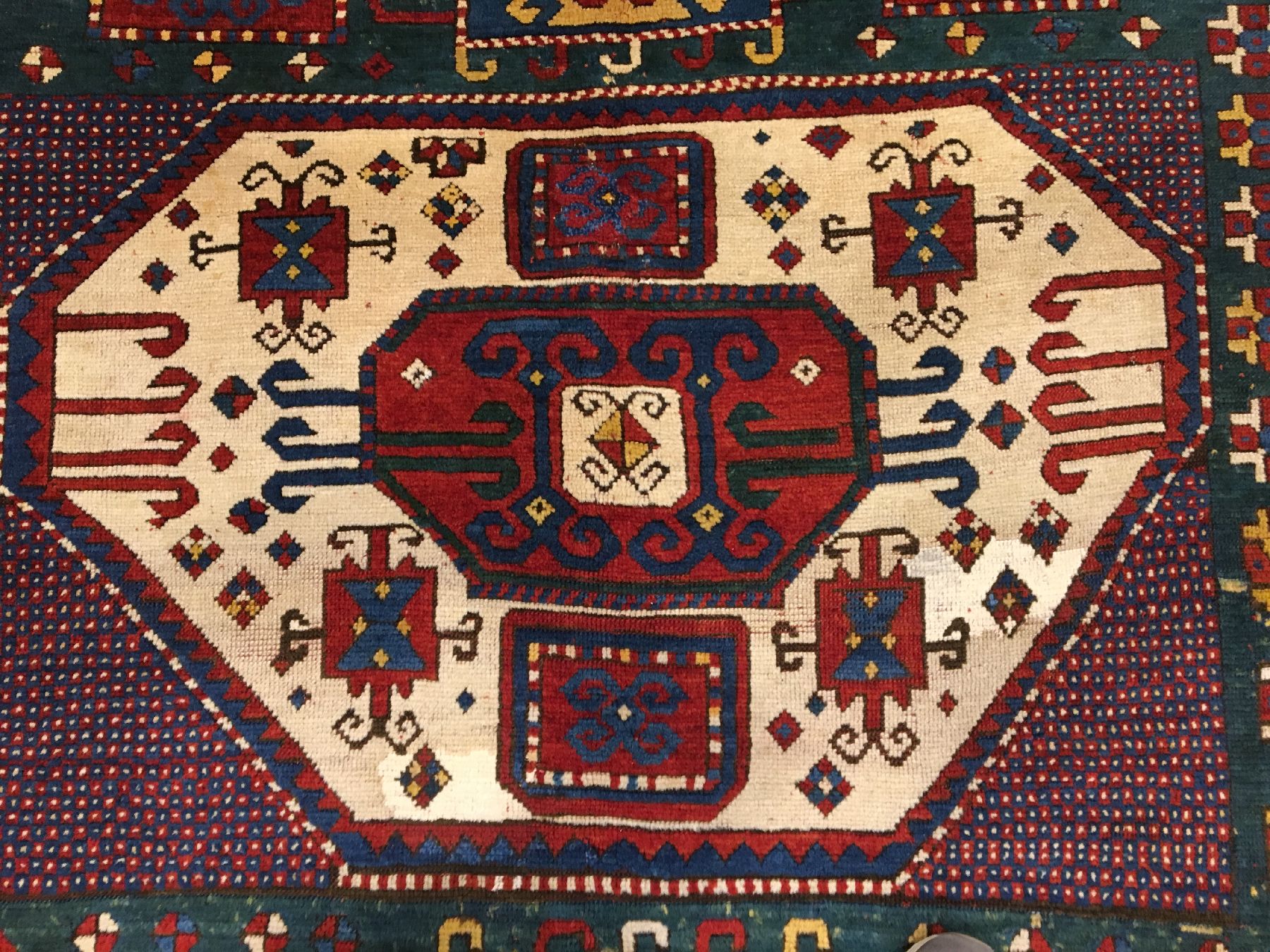 Detail e: Grüner Karatchoph Kasak antik, Südwestkaukasus, 19.Jhd., Wolle geknüpft auf Wolle. Feiner großformatiger Karatchoph mit erstklassigen ...
