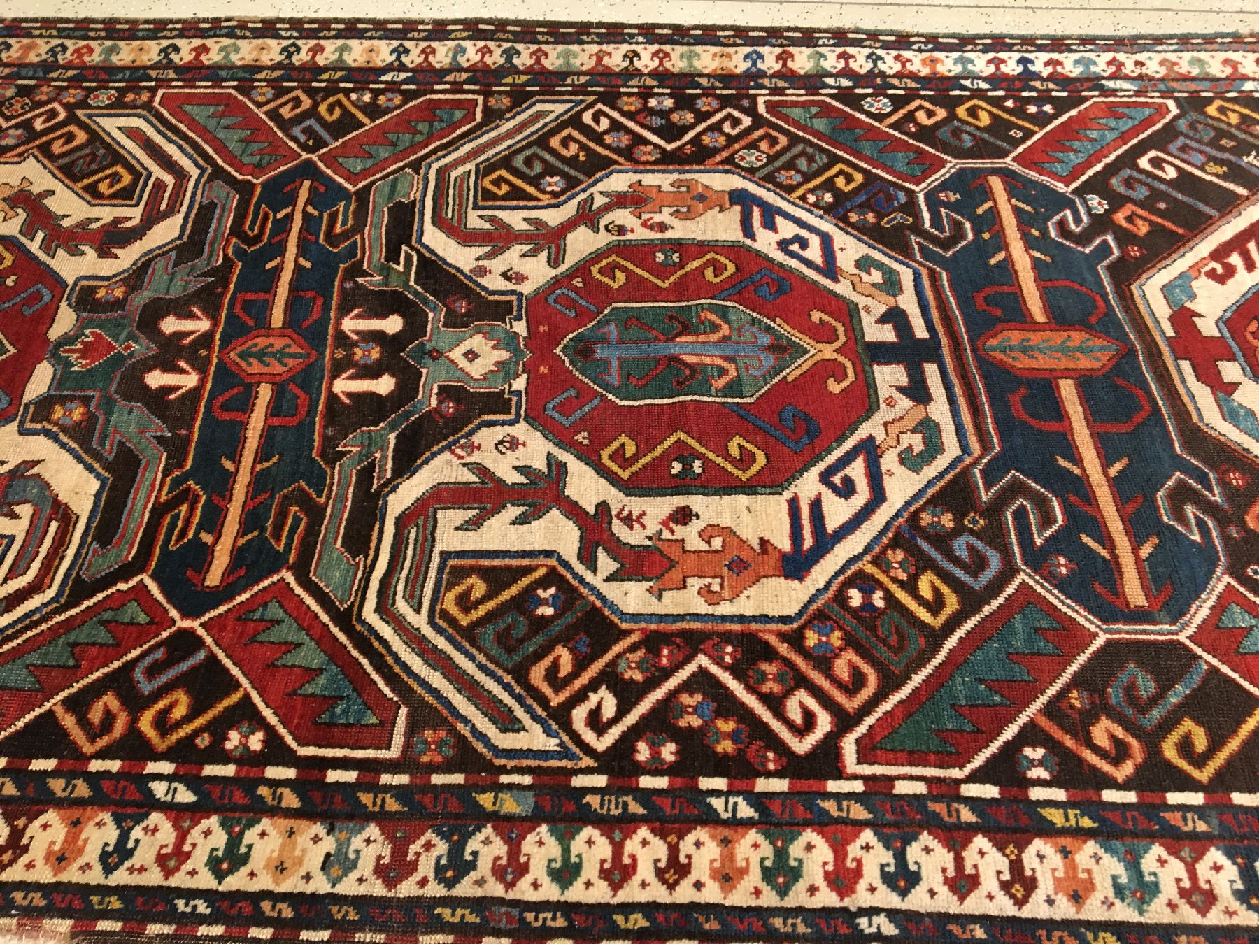 Detail b: Lenkoran antik, Südkaukasus, 19.Jhd., Wolle geknüpft auf Wolle. Typischer Lenkoran im "Long-Rug" Format mit charakteristischen ...
