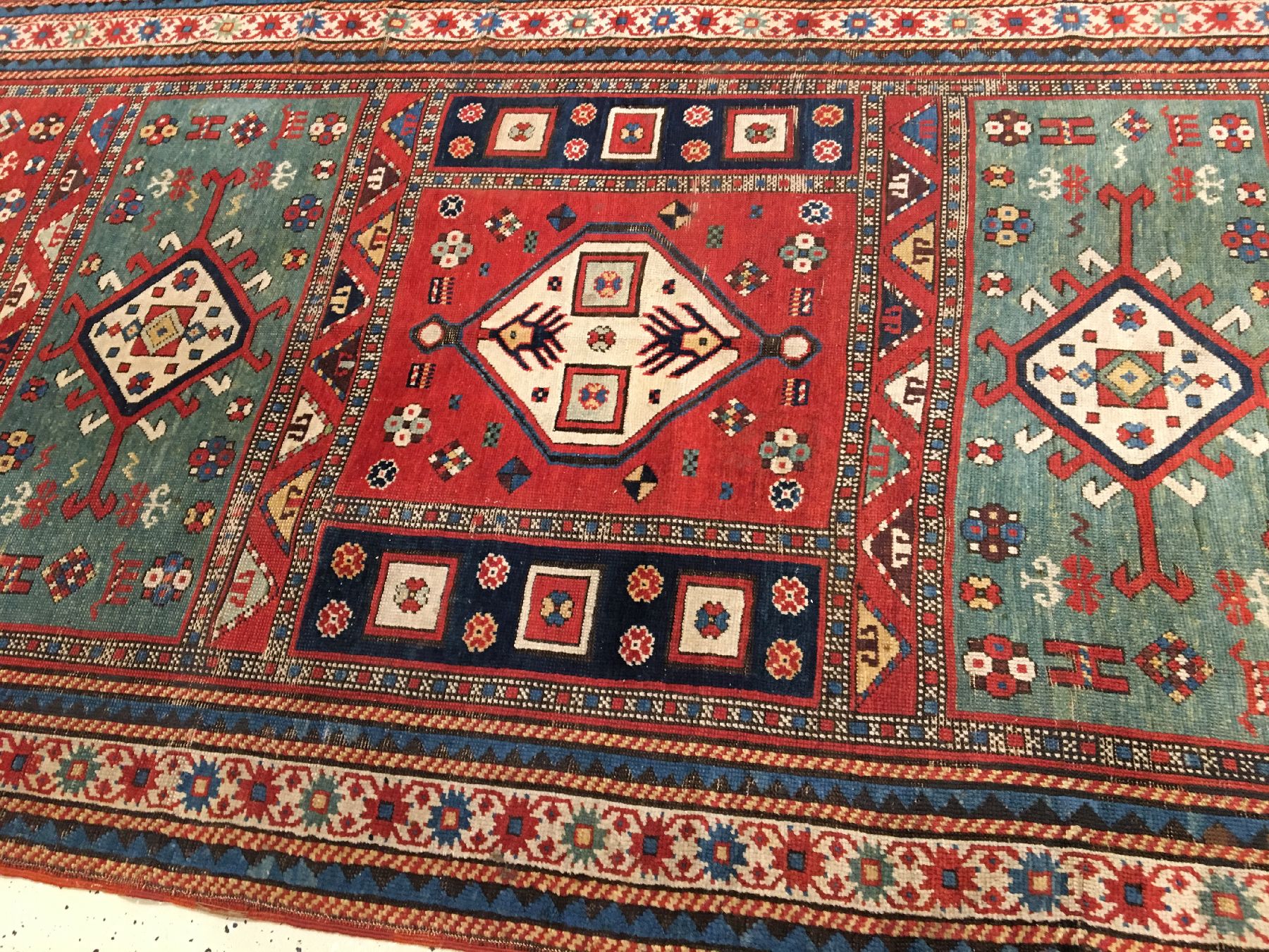 Detail b: Feiner Kasak antik, Südkaukasus, 19.Jhd., Wolle geknüpft auf Wolle. Feiner Kasak aus der Karabagh-Region mit fünf Feldern im Fond dazwischen ...