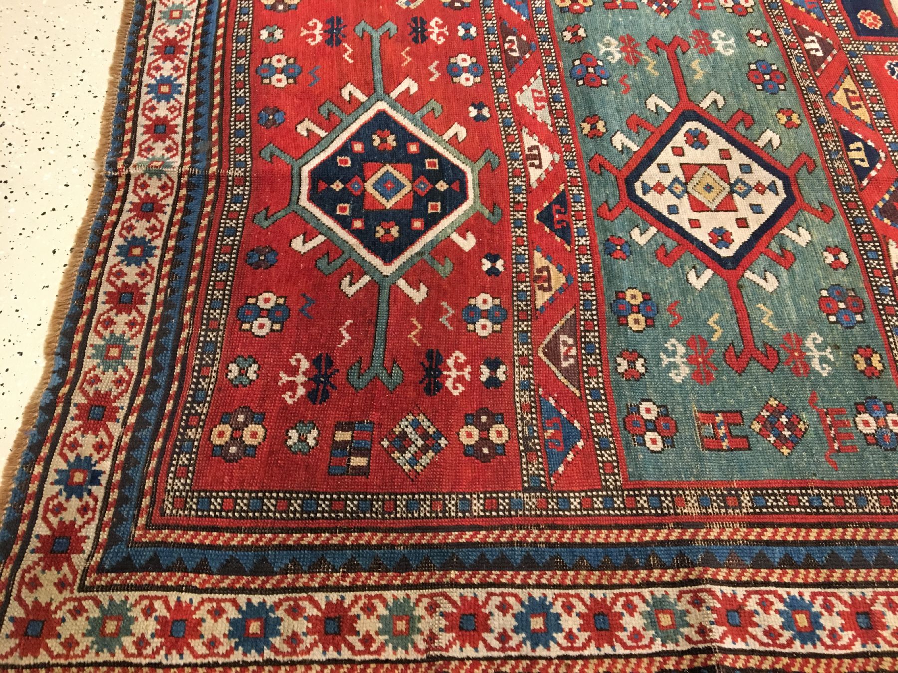 Detail c: Feiner Kasak antik, Südkaukasus, 19.Jhd., Wolle geknüpft auf Wolle. Feiner Kasak aus der Karabagh-Region mit fünf Feldern im Fond dazwischen ...