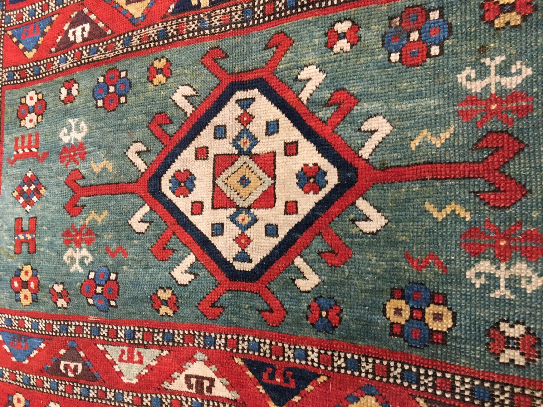 Detail d: Feiner Kasak antik, Südkaukasus, 19.Jhd., Wolle geknüpft auf Wolle. Feiner Kasak aus der Karabagh-Region mit fünf Feldern im Fond dazwischen ...