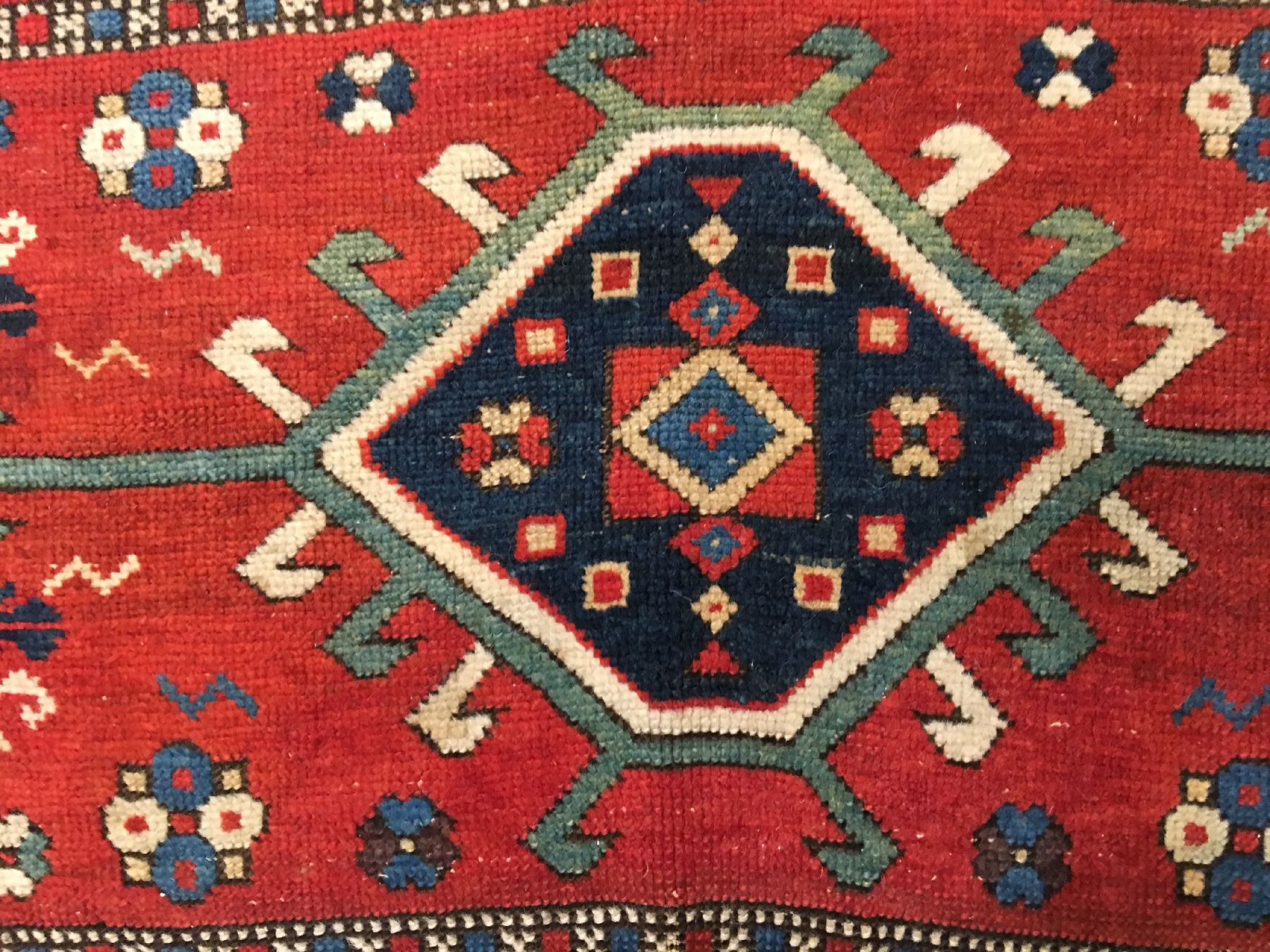 Detail e: Feiner Kasak antik, Südkaukasus, 19.Jhd., Wolle geknüpft auf Wolle. Feiner Kasak aus der Karabagh-Region mit fünf Feldern im Fond dazwischen ...