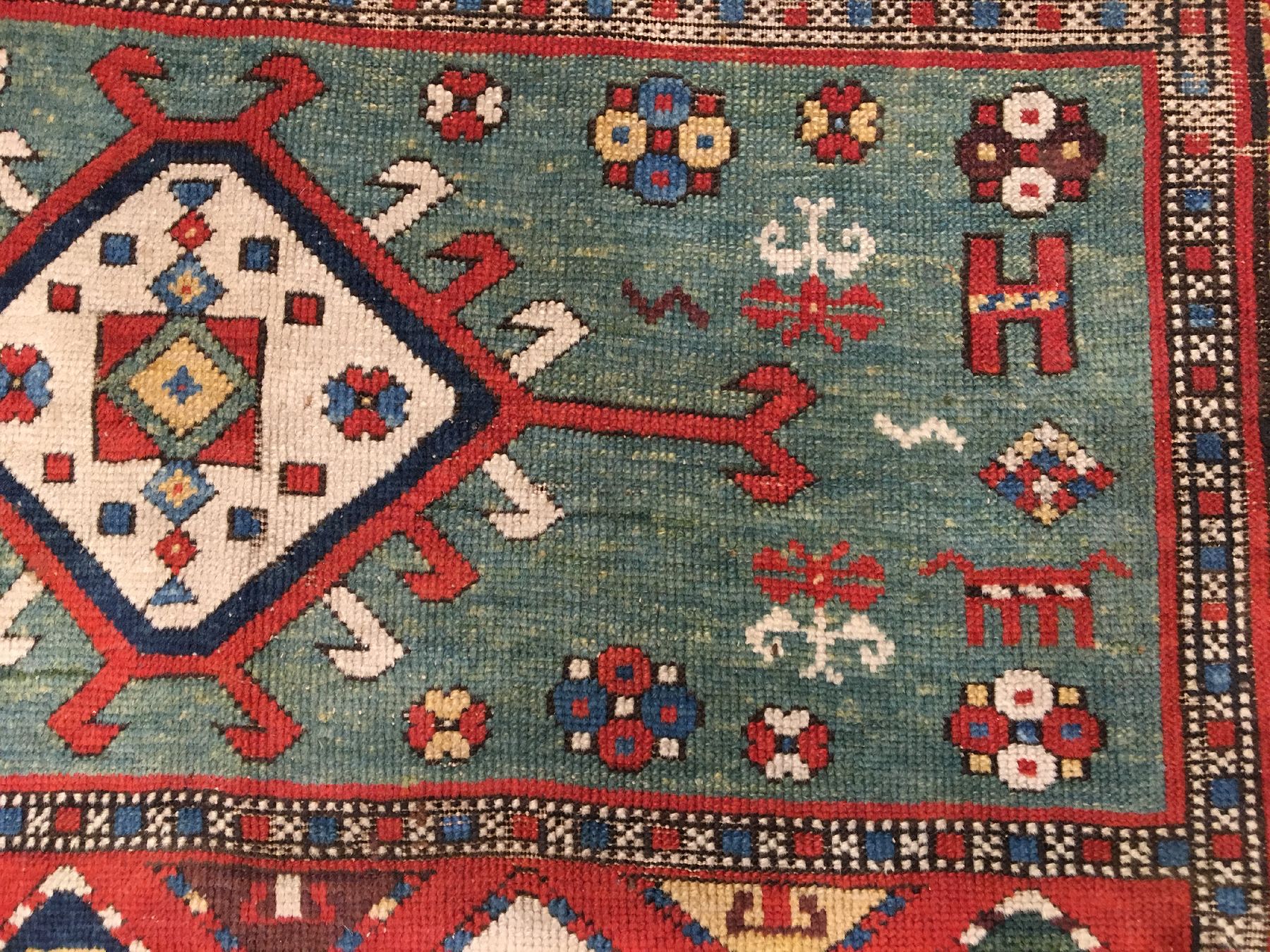 Detail f: Feiner Kasak antik, Südkaukasus, 19.Jhd., Wolle geknüpft auf Wolle. Feiner Kasak aus der Karabagh-Region mit fünf Feldern im Fond dazwischen ...