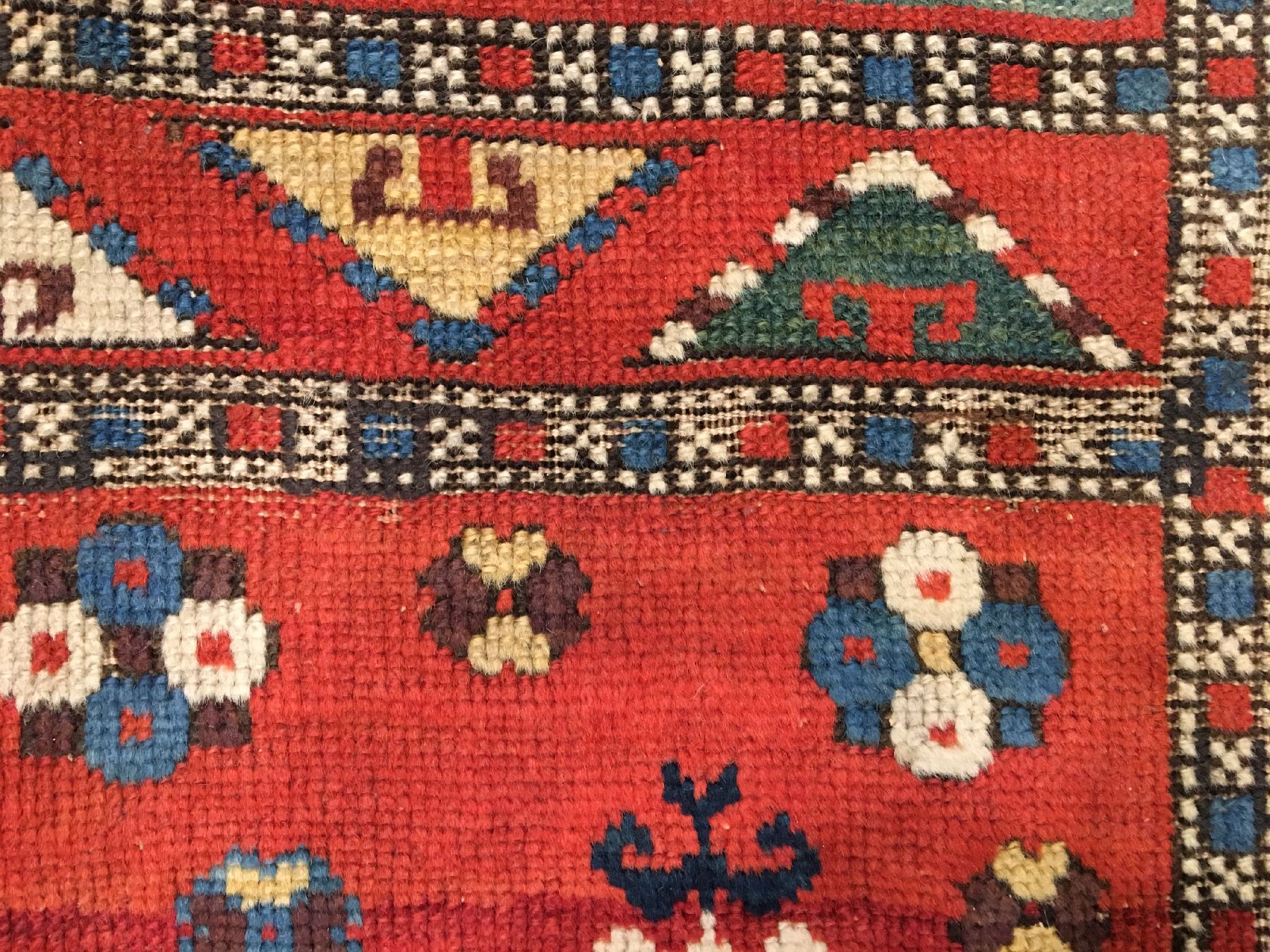 Detail g: Feiner Kasak antik, Südkaukasus, 19.Jhd., Wolle geknüpft auf Wolle. Feiner Kasak aus der Karabagh-Region mit fünf Feldern im Fond dazwischen ...