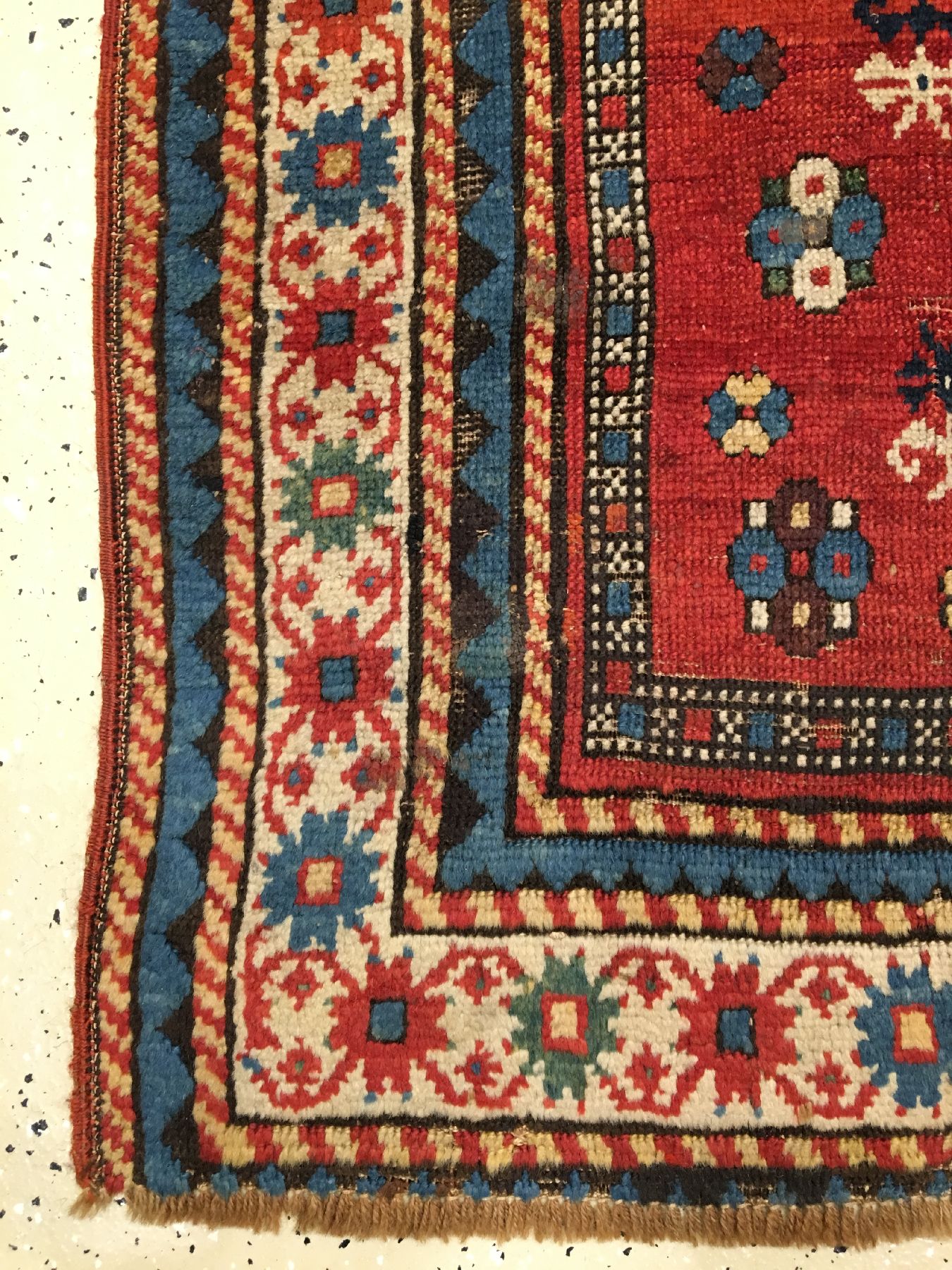 Detail h: Feiner Kasak antik, Südkaukasus, 19.Jhd., Wolle geknüpft auf Wolle. Feiner Kasak aus der Karabagh-Region mit fünf Feldern im Fond dazwischen ...