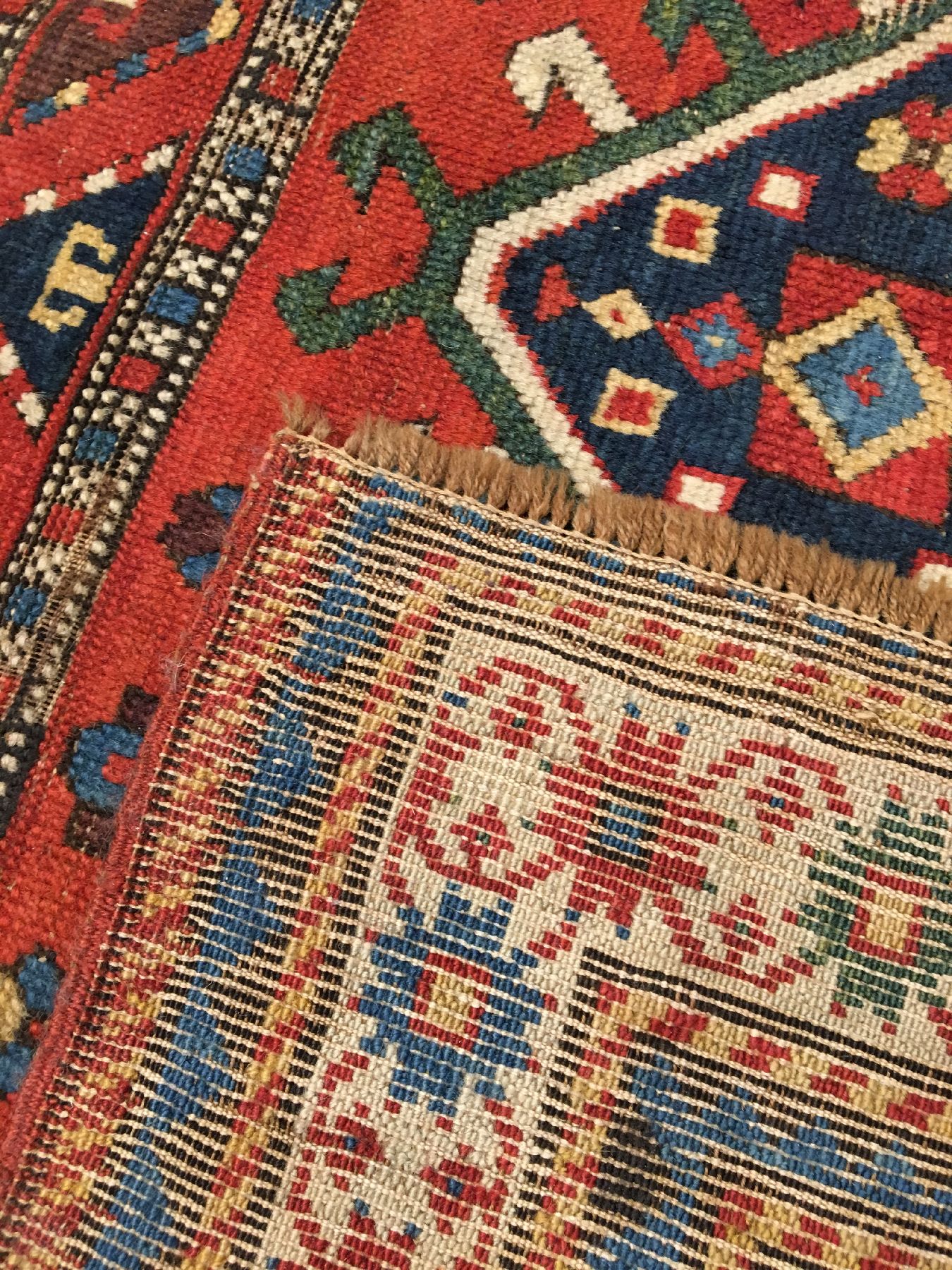 Detail i: Feiner Kasak antik, Südkaukasus, 19.Jhd., Wolle geknüpft auf Wolle. Feiner Kasak aus der Karabagh-Region mit fünf Feldern im Fond dazwischen ...