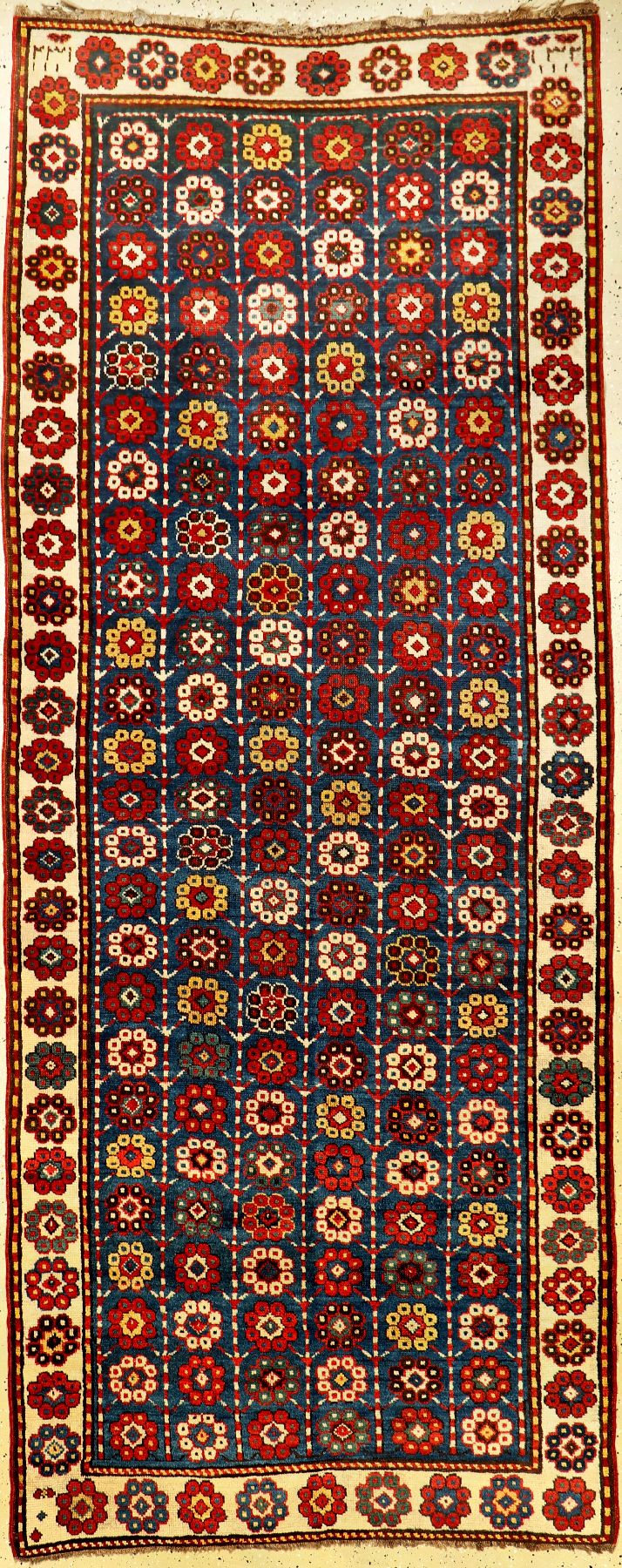 Karabagh antik (Mina-Khani Muster), Südkaukasus, 19.Jhd., Wolle geknüpft auf Wolle. Hochfloriger Karabagh im "Long-Rug" Format mit ...