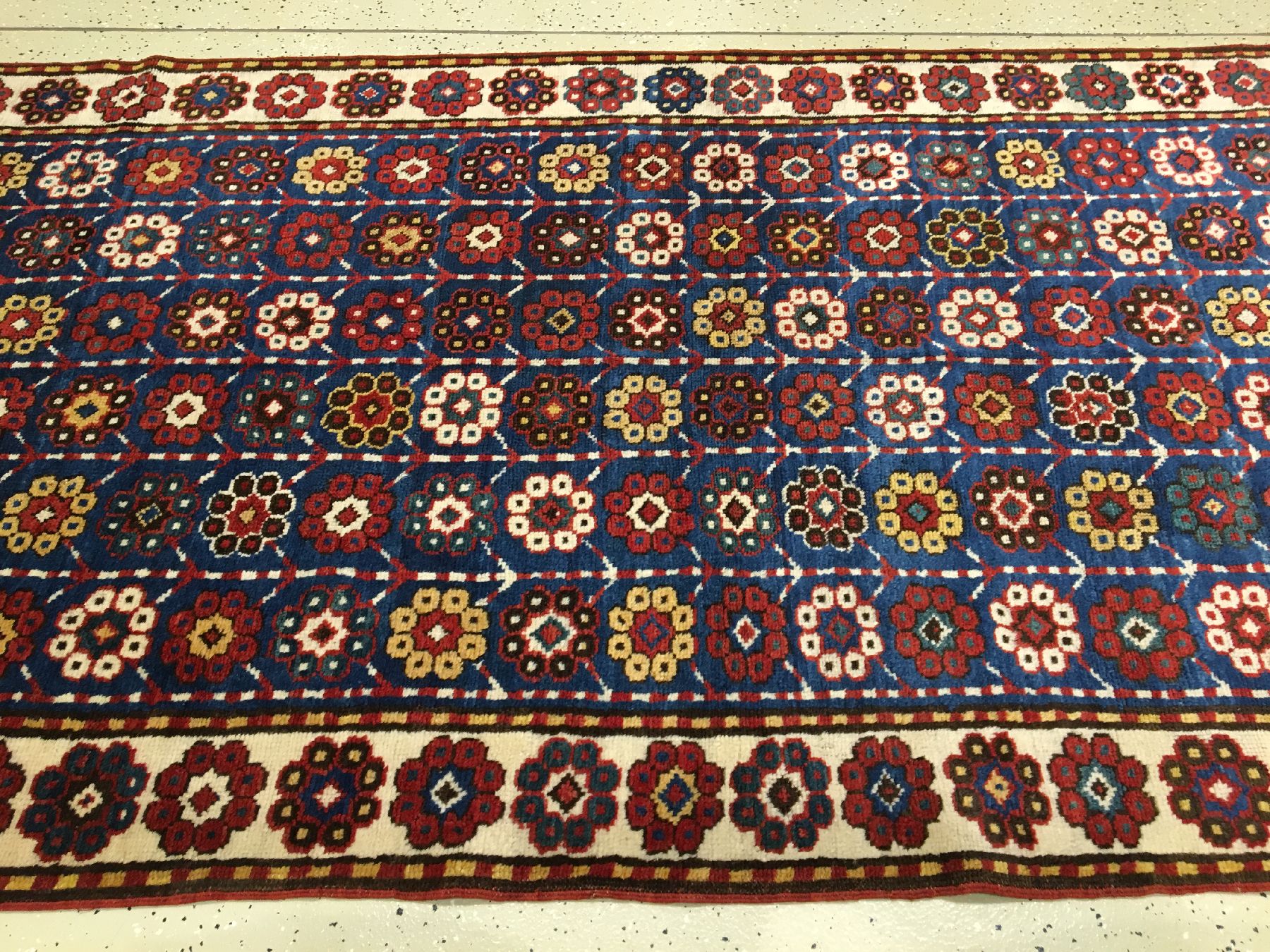 Detail a: Karabagh antik (Mina-Khani Muster), Südkaukasus, 19.Jhd., Wolle geknüpft auf Wolle. Hochfloriger Karabagh im "Long-Rug" Format mit ...