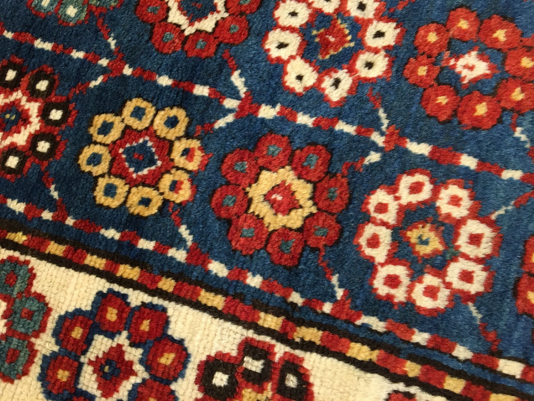 Detail f: Karabagh antik (Mina-Khani Muster), Südkaukasus, 19.Jhd., Wolle geknüpft auf Wolle. Hochfloriger Karabagh im "Long-Rug" Format mit ...