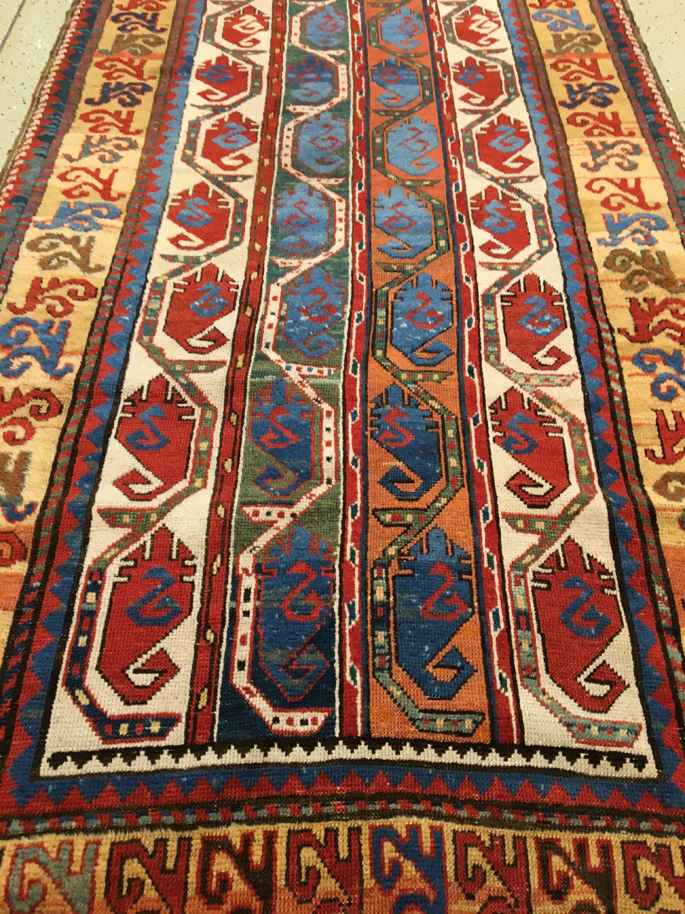 Detail b: Seltener Moghan antik, Südostkaukasus Moghan-Region, 19.Jhd., Wolle geknüpft auf Wolle. Eindrucksvoller Streifen-Teppich aus der Moghan-Region mit ...