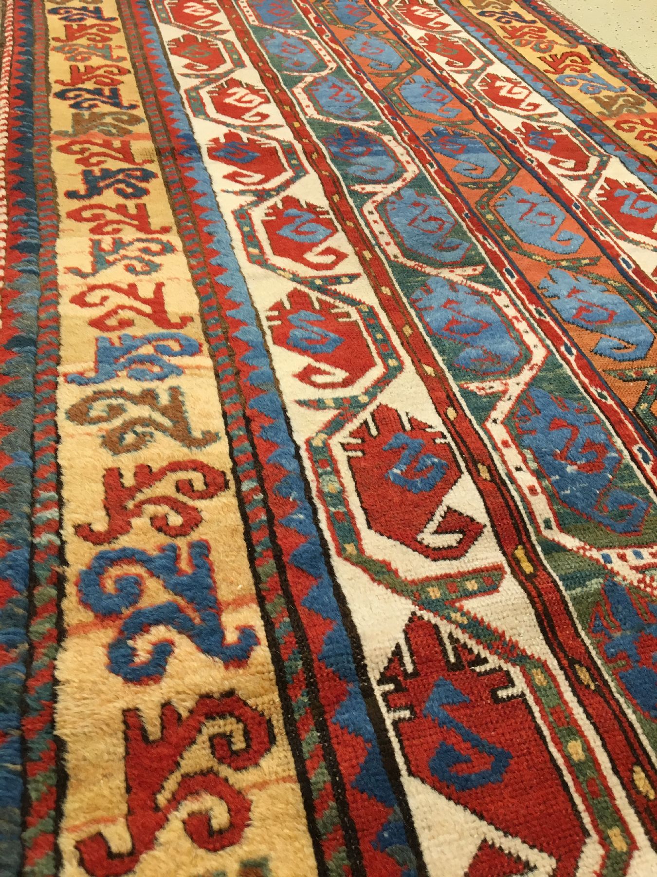 Detail d: Seltener Moghan antik, Südostkaukasus Moghan-Region, 19.Jhd., Wolle geknüpft auf Wolle. Eindrucksvoller Streifen-Teppich aus der Moghan-Region mit ...