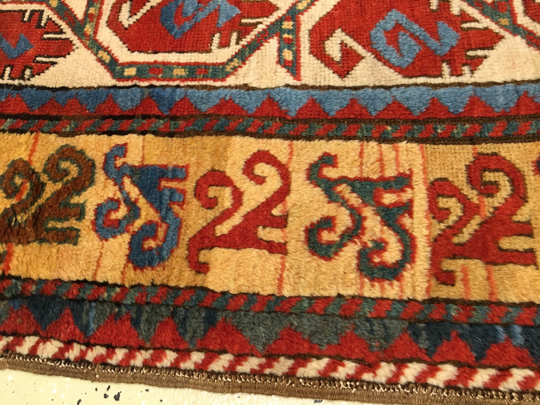 Detail h: Seltener Moghan antik, Südostkaukasus Moghan-Region, 19.Jhd., Wolle geknüpft auf Wolle. Eindrucksvoller Streifen-Teppich aus der Moghan-Region mit ...