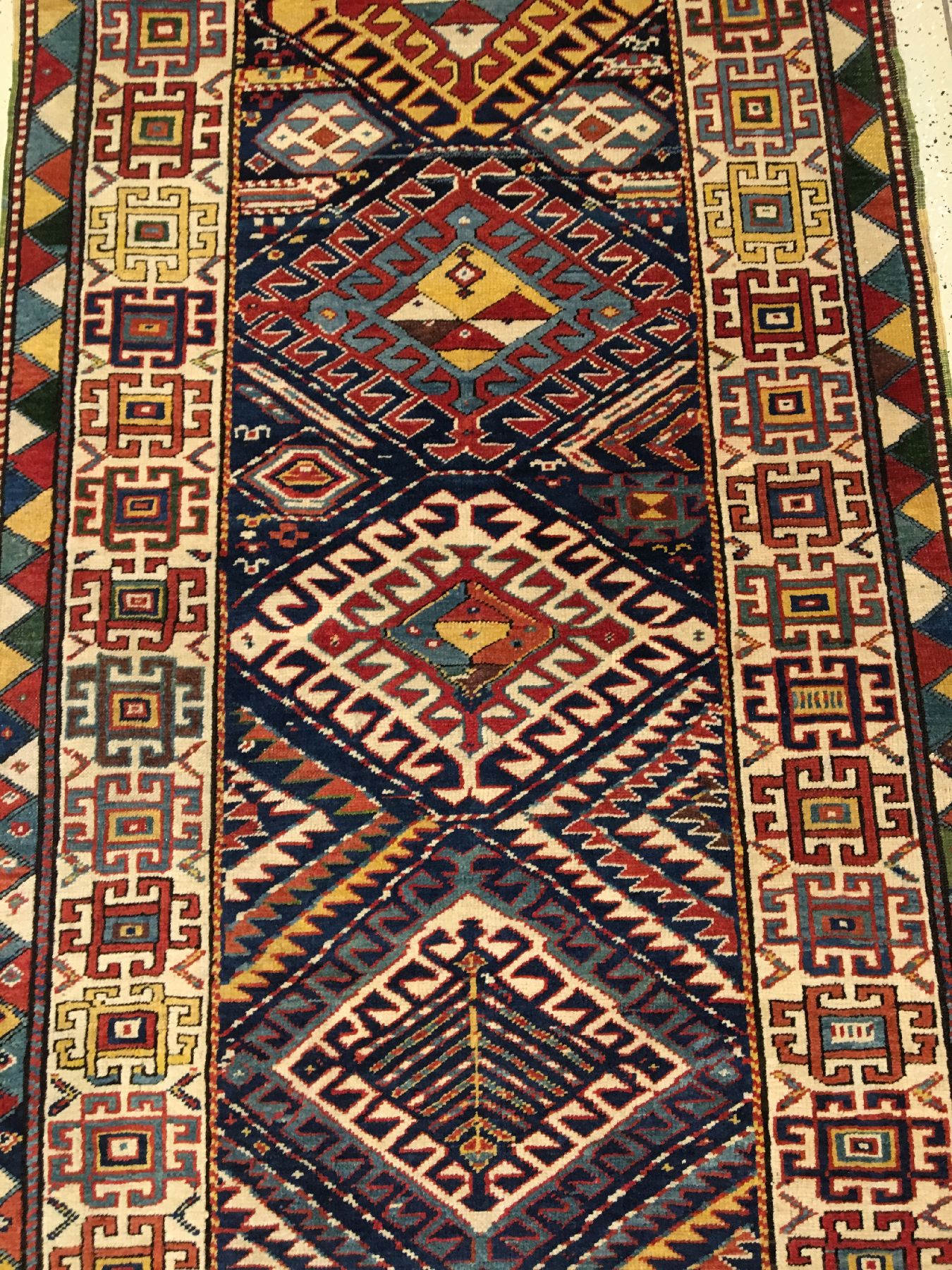 Detail b: Gendje antik, Zentralkaukasus, 19.Jhd., Wolle geknüpft auf Wolle. Dekorativer Gendje mit Hakenbesetzten Rauten auf indigoblauen Grund. ...