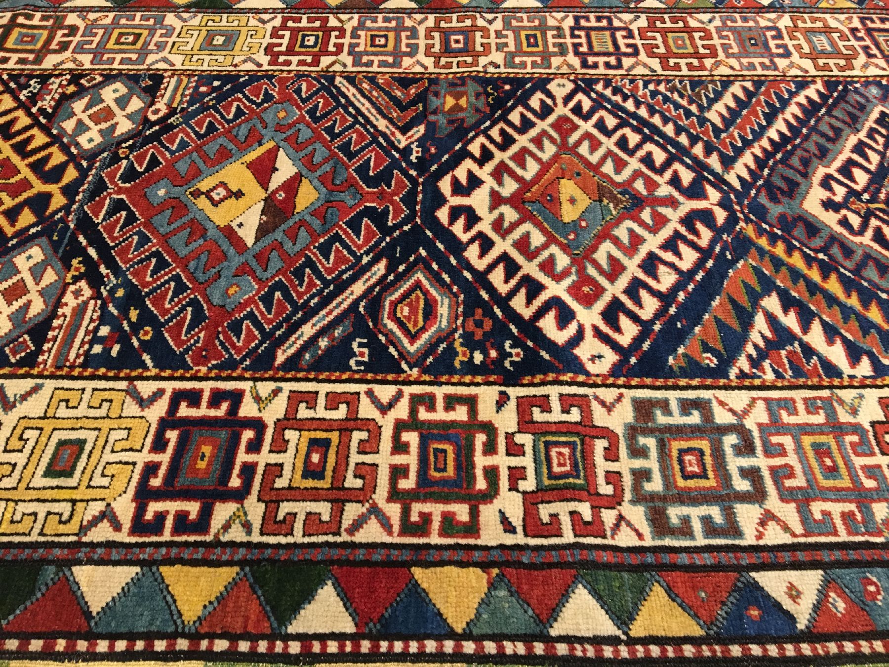 Detail c: Gendje antik, Zentralkaukasus, 19.Jhd., Wolle geknüpft auf Wolle. Dekorativer Gendje mit Hakenbesetzten Rauten auf indigoblauen Grund. ...