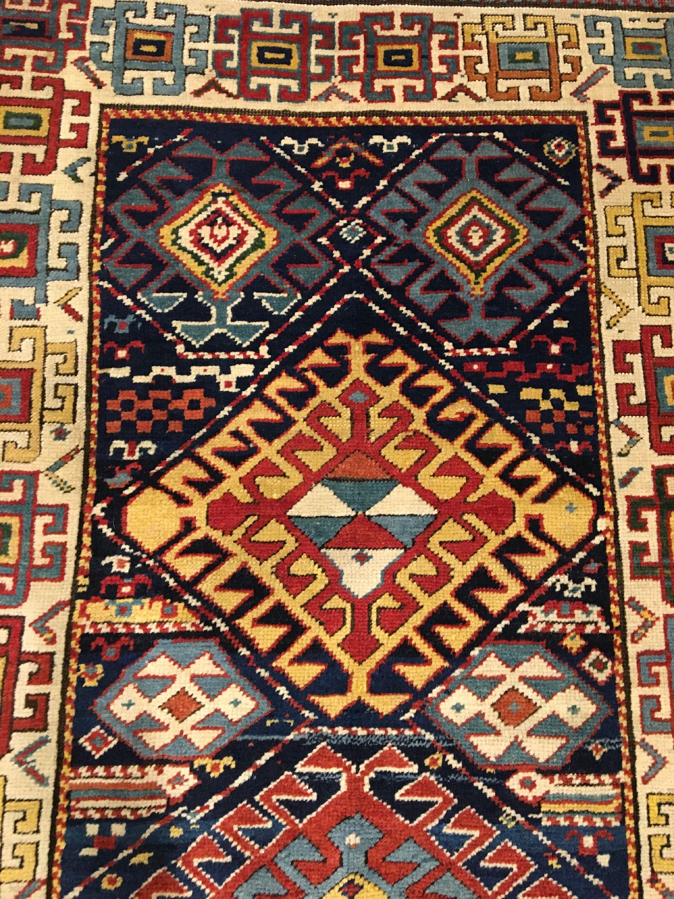 Detail d: Gendje antik, Zentralkaukasus, 19.Jhd., Wolle geknüpft auf Wolle. Dekorativer Gendje mit Hakenbesetzten Rauten auf indigoblauen Grund. ...