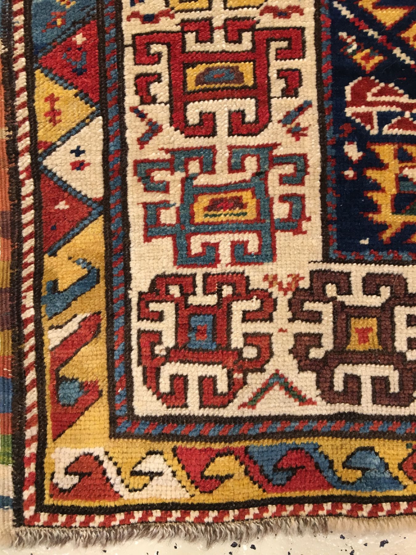 Detail e: Gendje antik, Zentralkaukasus, 19.Jhd., Wolle geknüpft auf Wolle. Dekorativer Gendje mit Hakenbesetzten Rauten auf indigoblauen Grund. ...