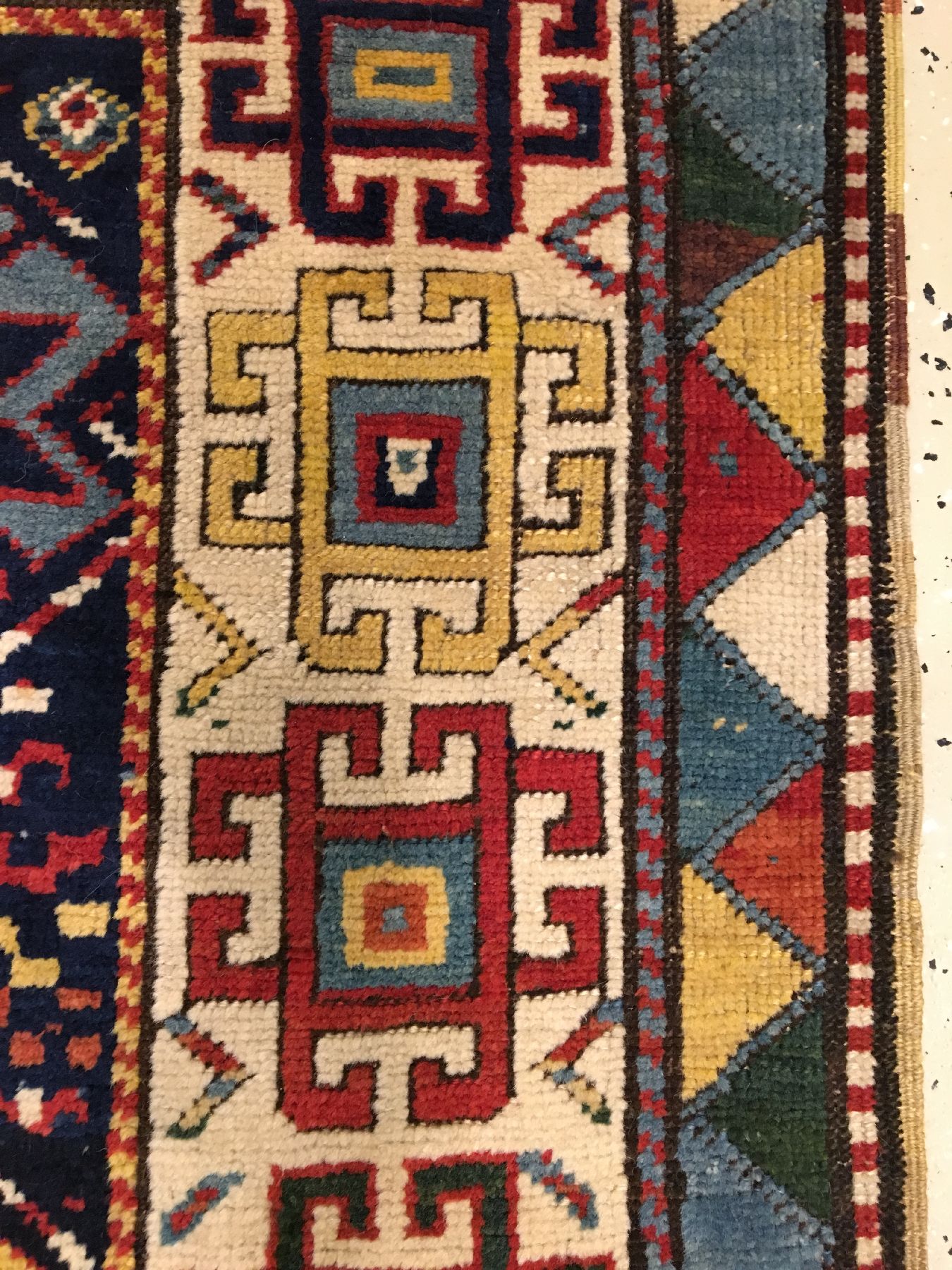 Detail f: Gendje antik, Zentralkaukasus, 19.Jhd., Wolle geknüpft auf Wolle. Dekorativer Gendje mit Hakenbesetzten Rauten auf indigoblauen Grund. ...