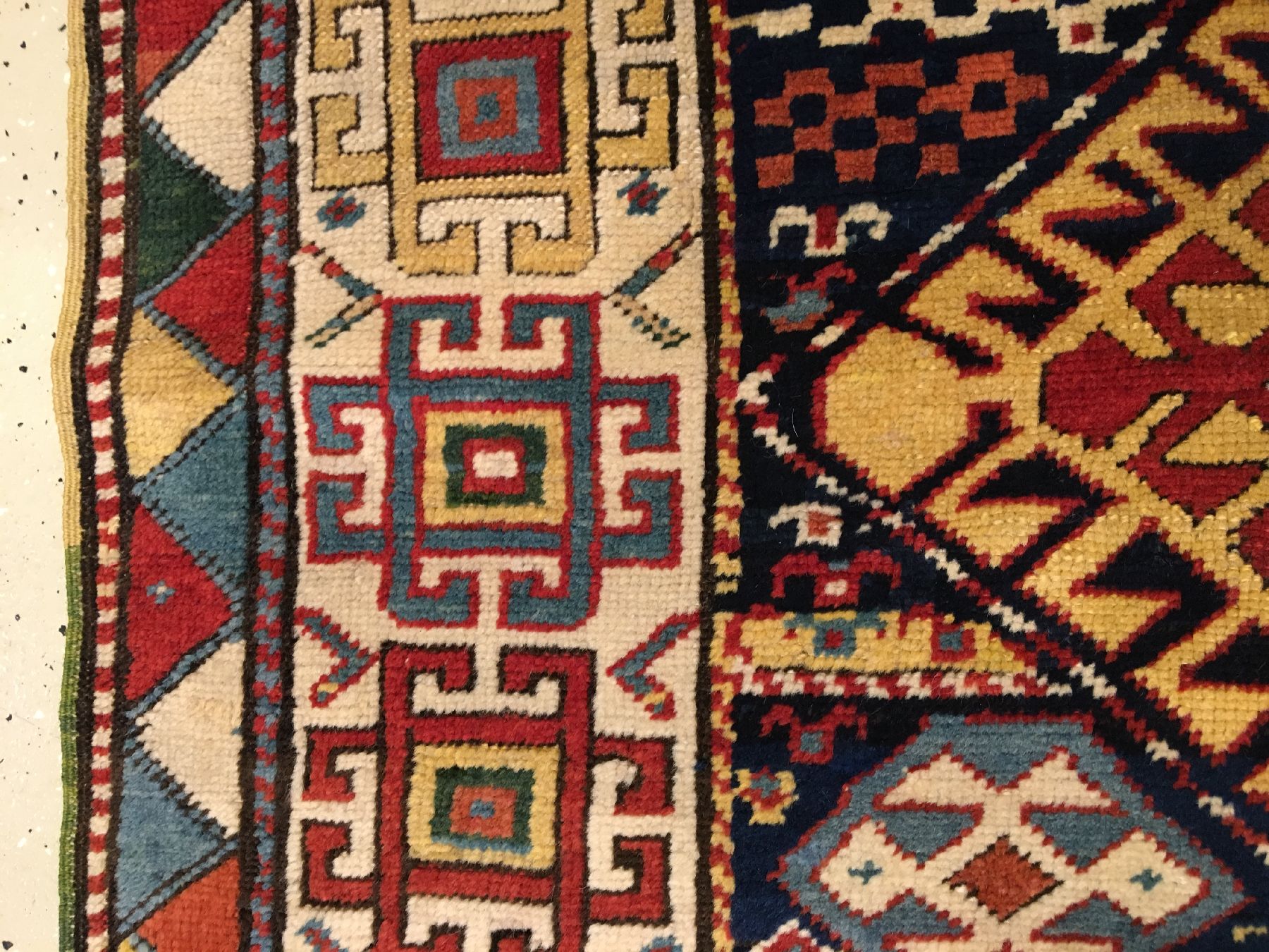 Detail g: Gendje antik, Zentralkaukasus, 19.Jhd., Wolle geknüpft auf Wolle. Dekorativer Gendje mit Hakenbesetzten Rauten auf indigoblauen Grund. ...
