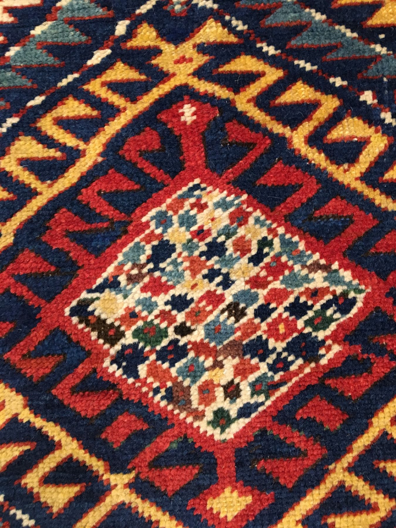 Detail h: Gendje antik, Zentralkaukasus, 19.Jhd., Wolle geknüpft auf Wolle. Dekorativer Gendje mit Hakenbesetzten Rauten auf indigoblauen Grund. ...