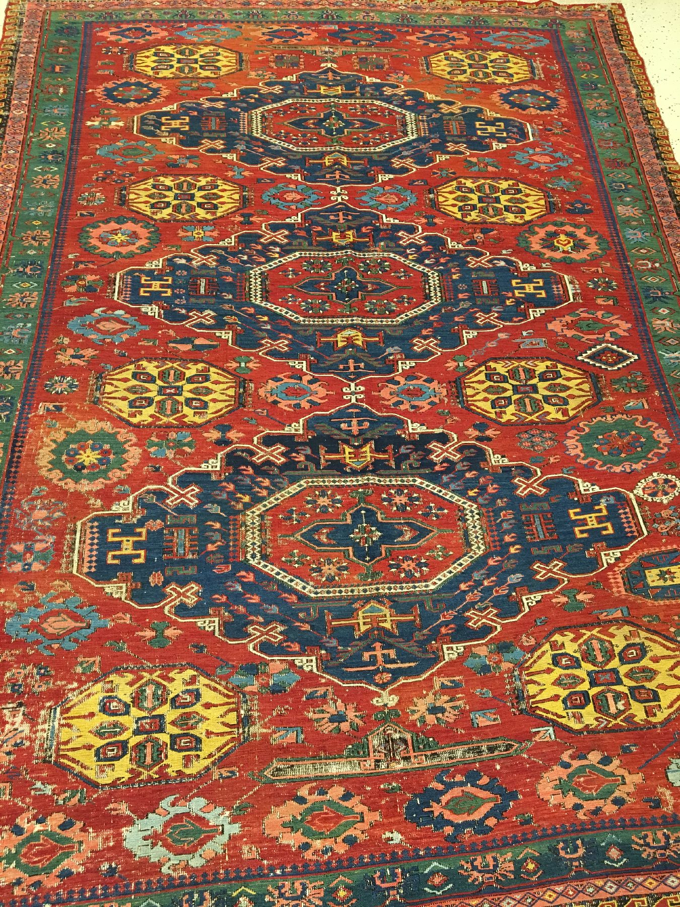 Detail a: Feiner Seichur "Sumakh" antik, Ostkaukasus Kuba-Region, 19.Jhd., Wolle gewebt auf Wolle. Sehr feiner Seichur-Sumakh mit drei Medaillons ...